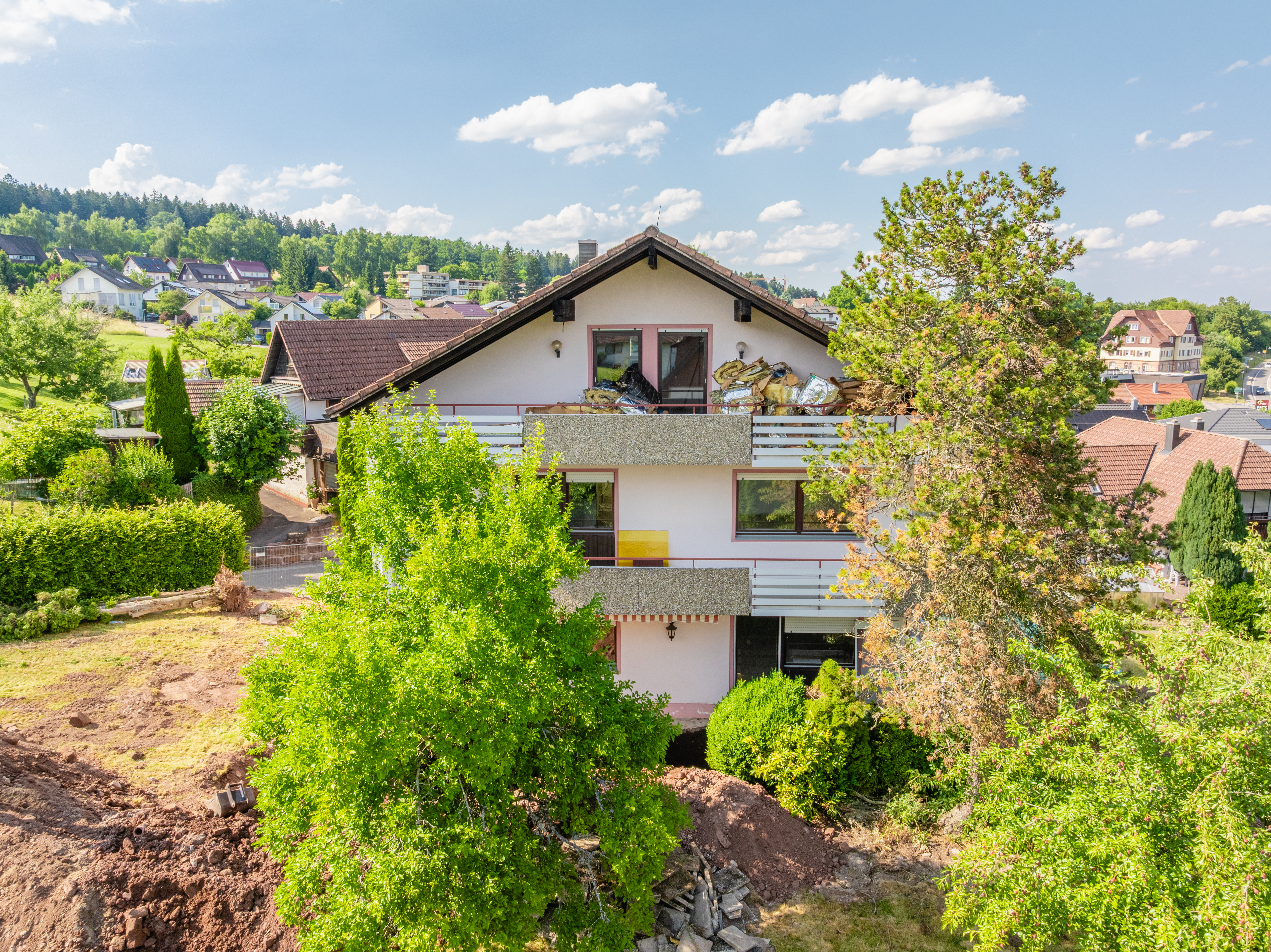 Drohnenaufnahme Sanierungsobjekt Loßburg — Außenansicht vor der Gerüstmontage, Juni 2025, Nordschwarzwald