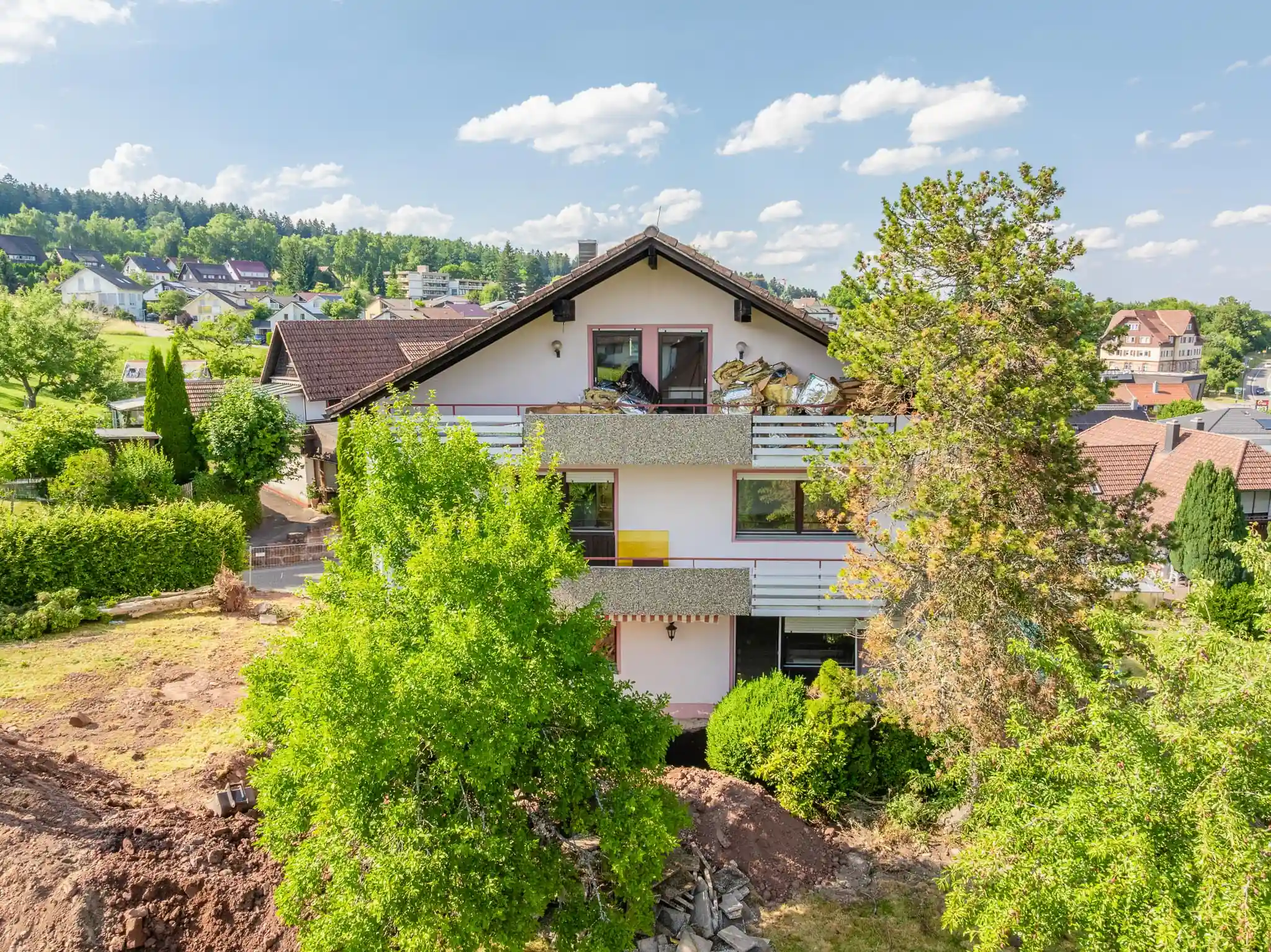 Drohnenaufnahme Sanierungsobjekt Loßburg — Außenansicht vor der Gerüstmontage, Juni 2025, Nordschwarzwald