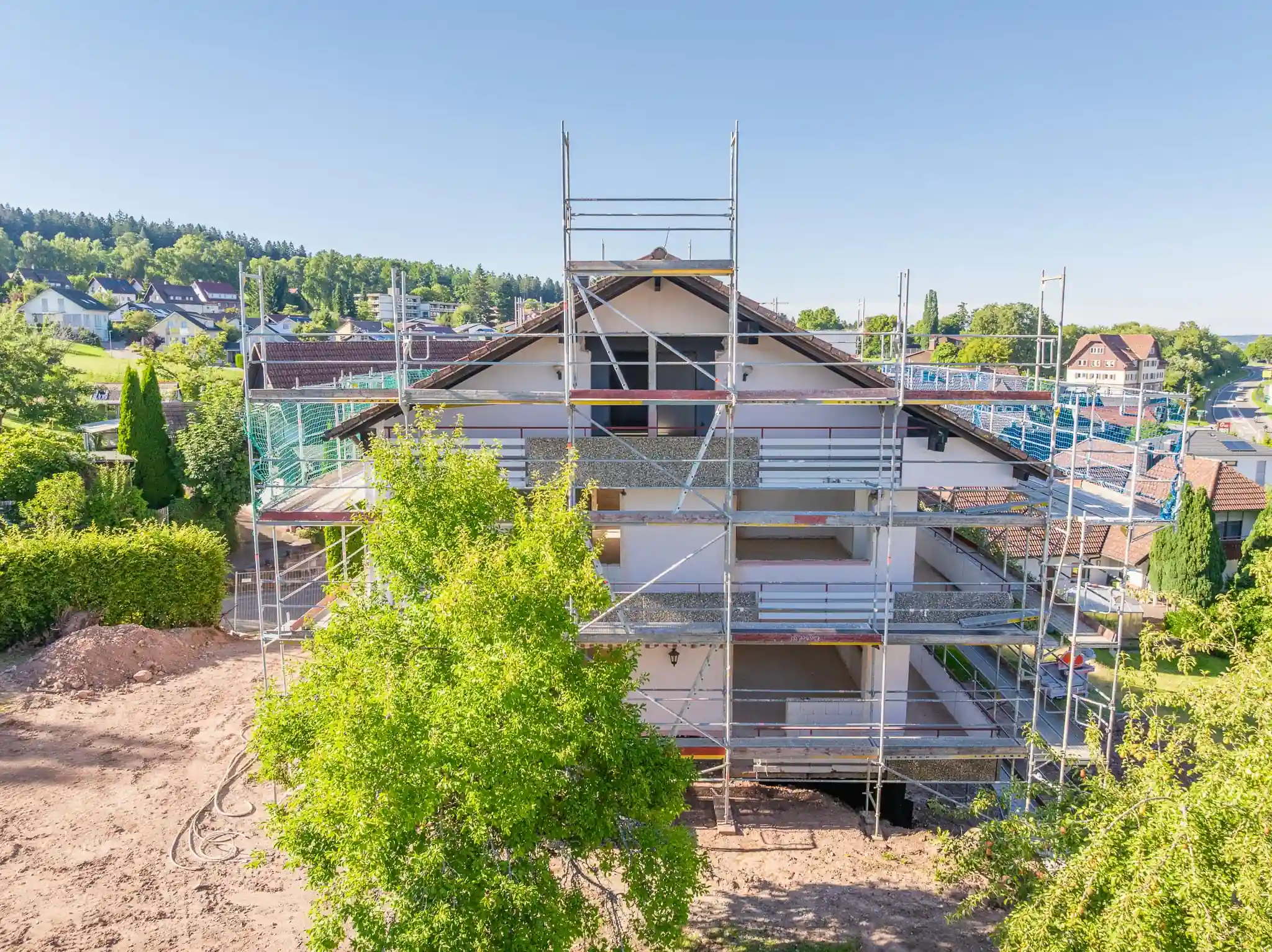 Drohnenaufnahme Sanierungsobjekt Loßburg mit Gerüst — August 2025, Außensanierung läuft