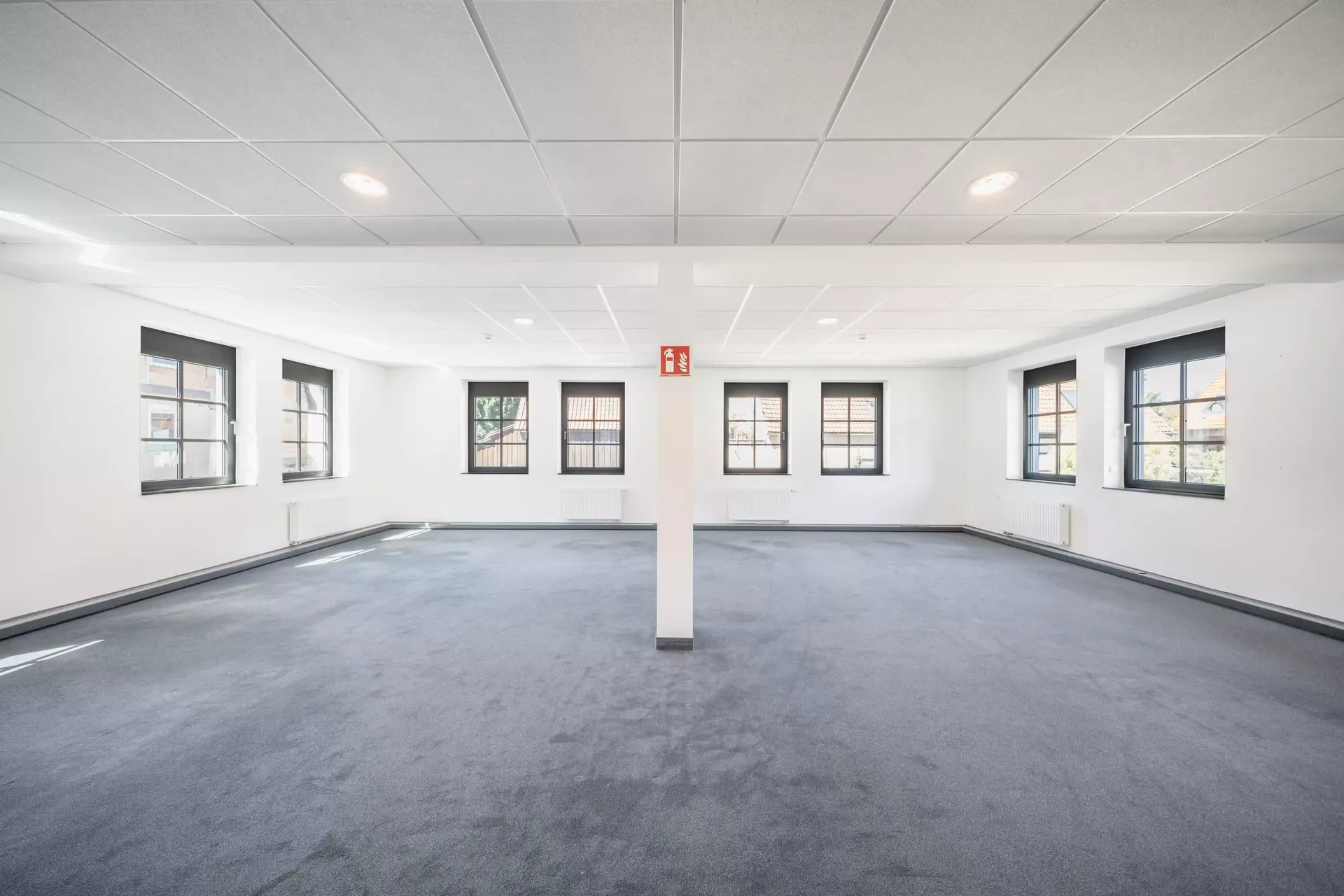 Helle, leere Raumflur mit tragender Säule — Immobilien-Innenraumfotografie Maurice Veith