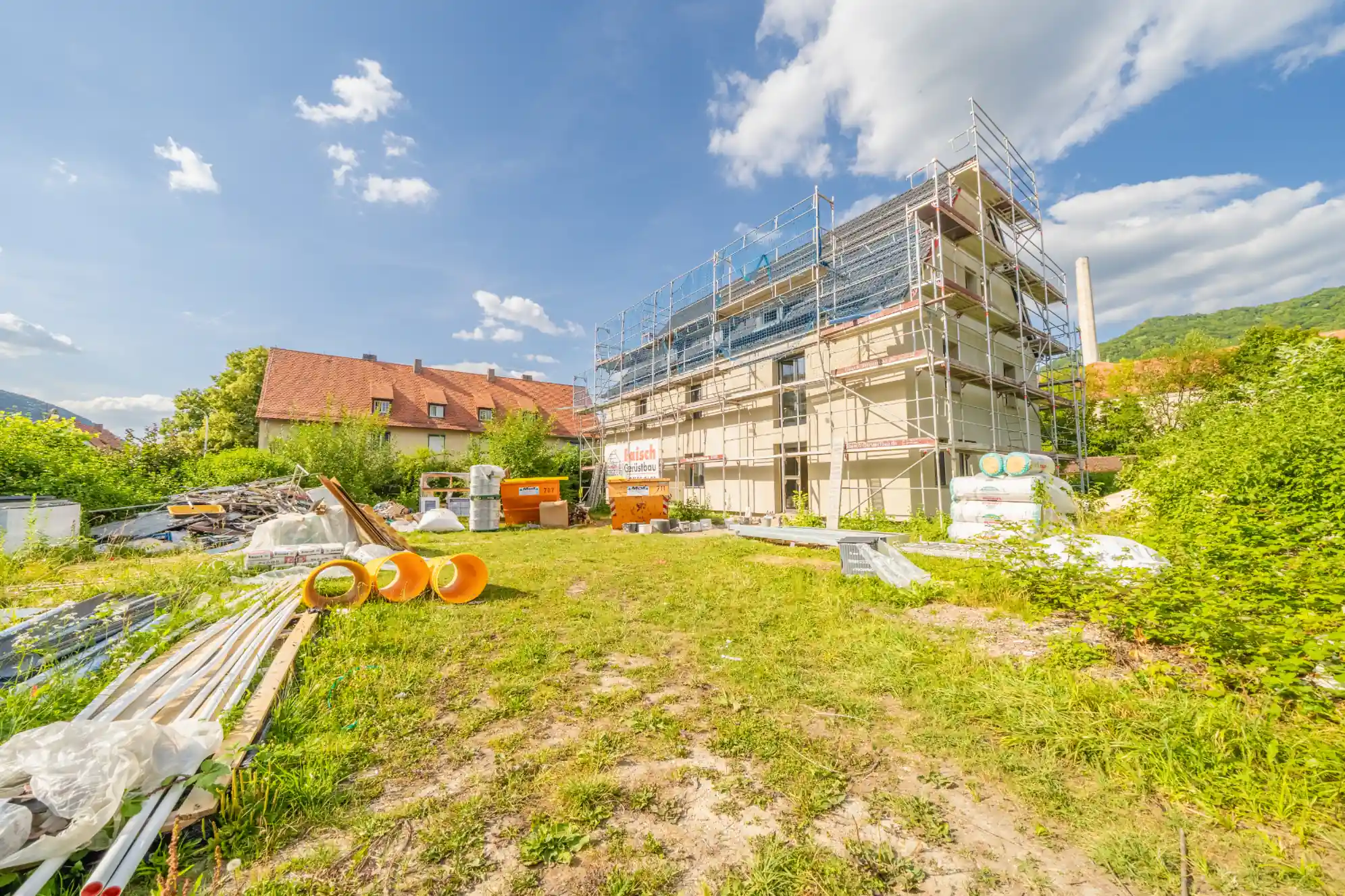 Rohbauphase Neubauprojekt Lenningen im Sommer — Gerüst und Baugelände, Bauphasendokumentation MV Media Stuttgart