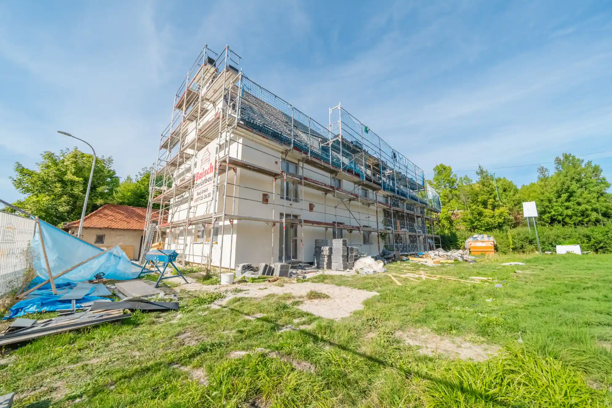 Zweite Bauphase Neubau Lenningen — Fassadenarbeiten, Gerüst noch montiert, Spätsommer
