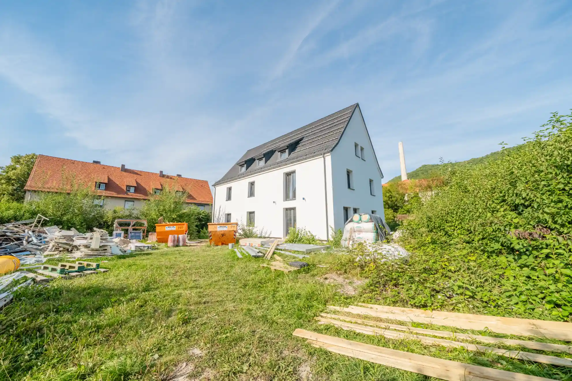 Fertiggestelltes Mehrfamilienhaus Lenningen auf der Schwäbischen Alb — Herbst, Neubau für Stuttgarter Bauträger