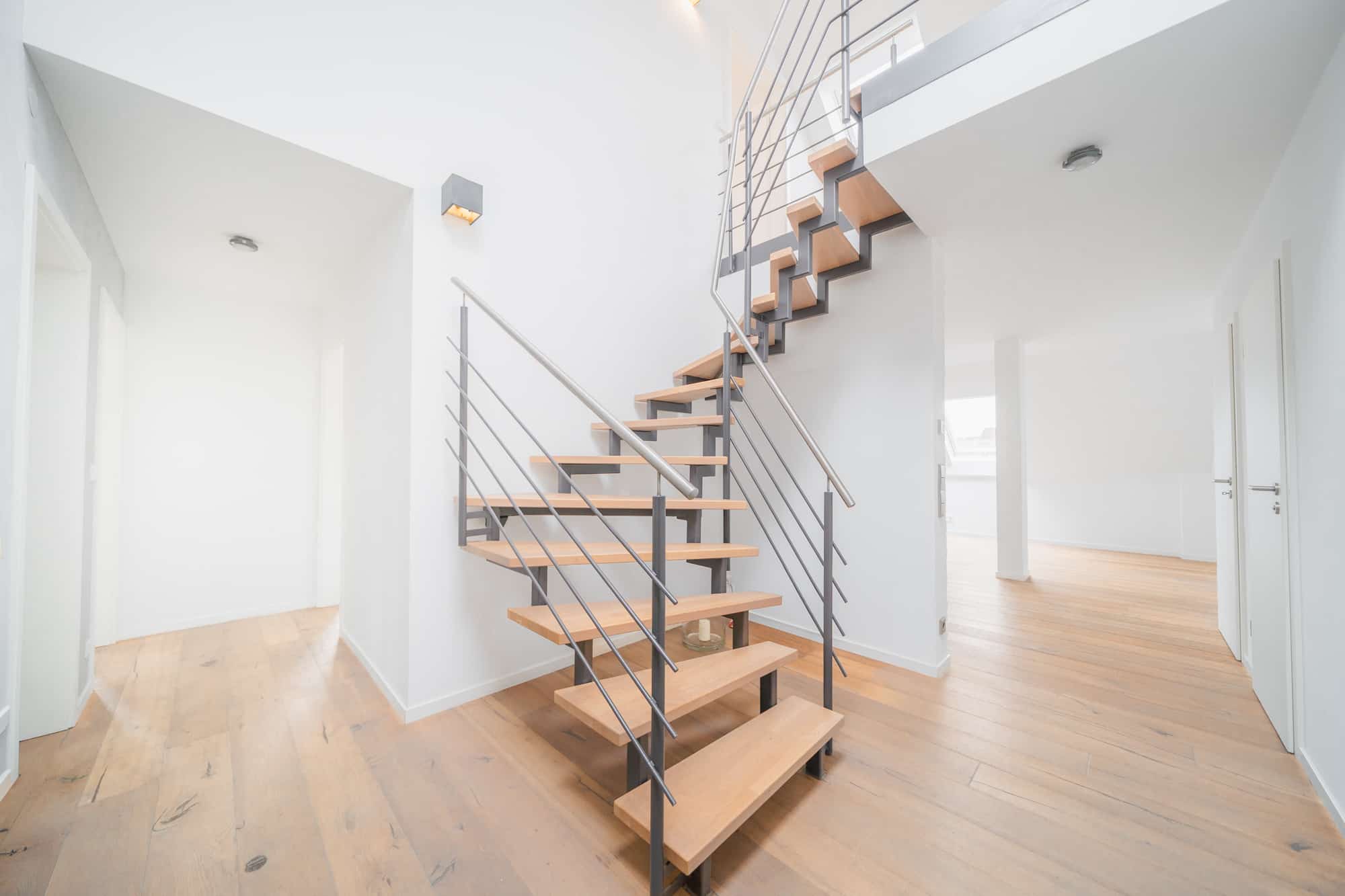 Elegante Freitreppe aus Holz und Metall im Treppenhaus einer Maisonette in Ostfildern — Immobilienfotografie MV Media Stuttgart