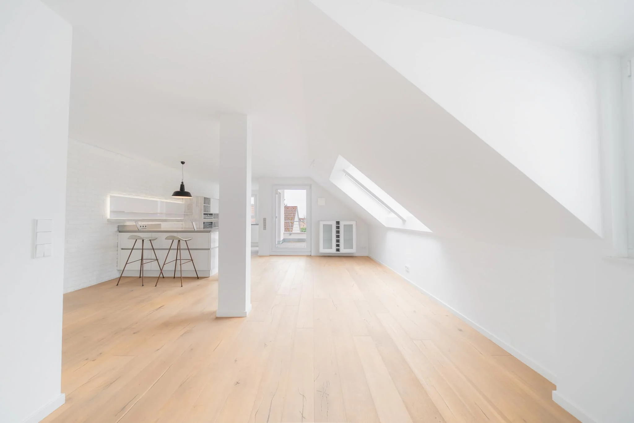 Offener Wohnbereich Dachgeschoss Maisonette Ostfildern — Küchenbar, Dachschräge, heller Parkettboden