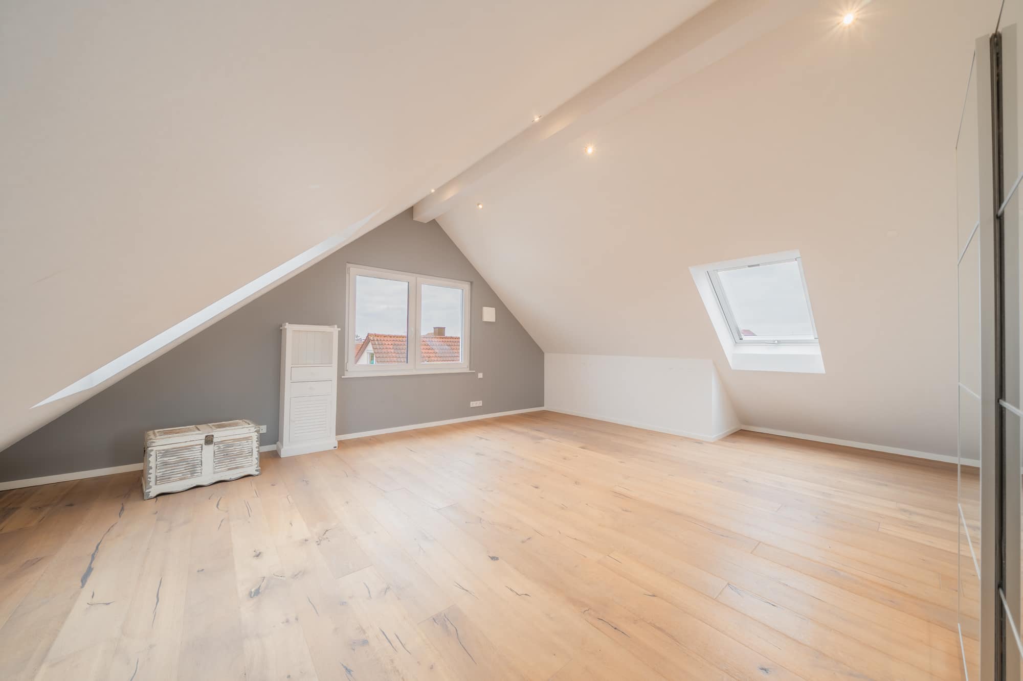 Dachgeschoss-Zimmer mit Schräge und Dachfenstern — Maisonette Ostfildern, Immobilienfotografie Stuttgart