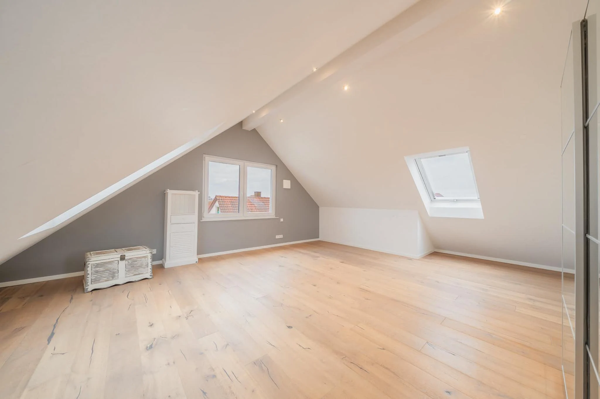 Dachgeschoss-Zimmer mit Schräge und Dachfenstern — Maisonette Ostfildern, Immobilienfotografie Stuttgart