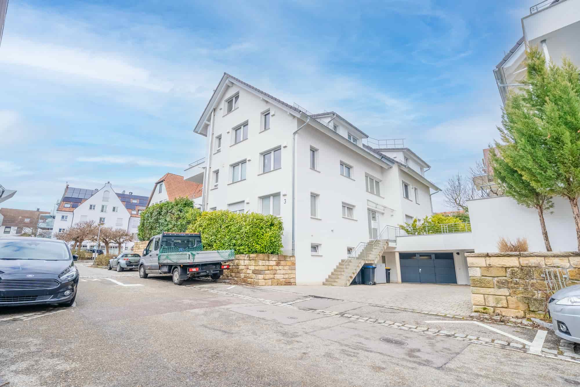 Außenansicht Mehrfamilienhaus Ostfildern mit Sky Replacement — klarer Himmel, Immobilienfotografie Makler Stuttgart