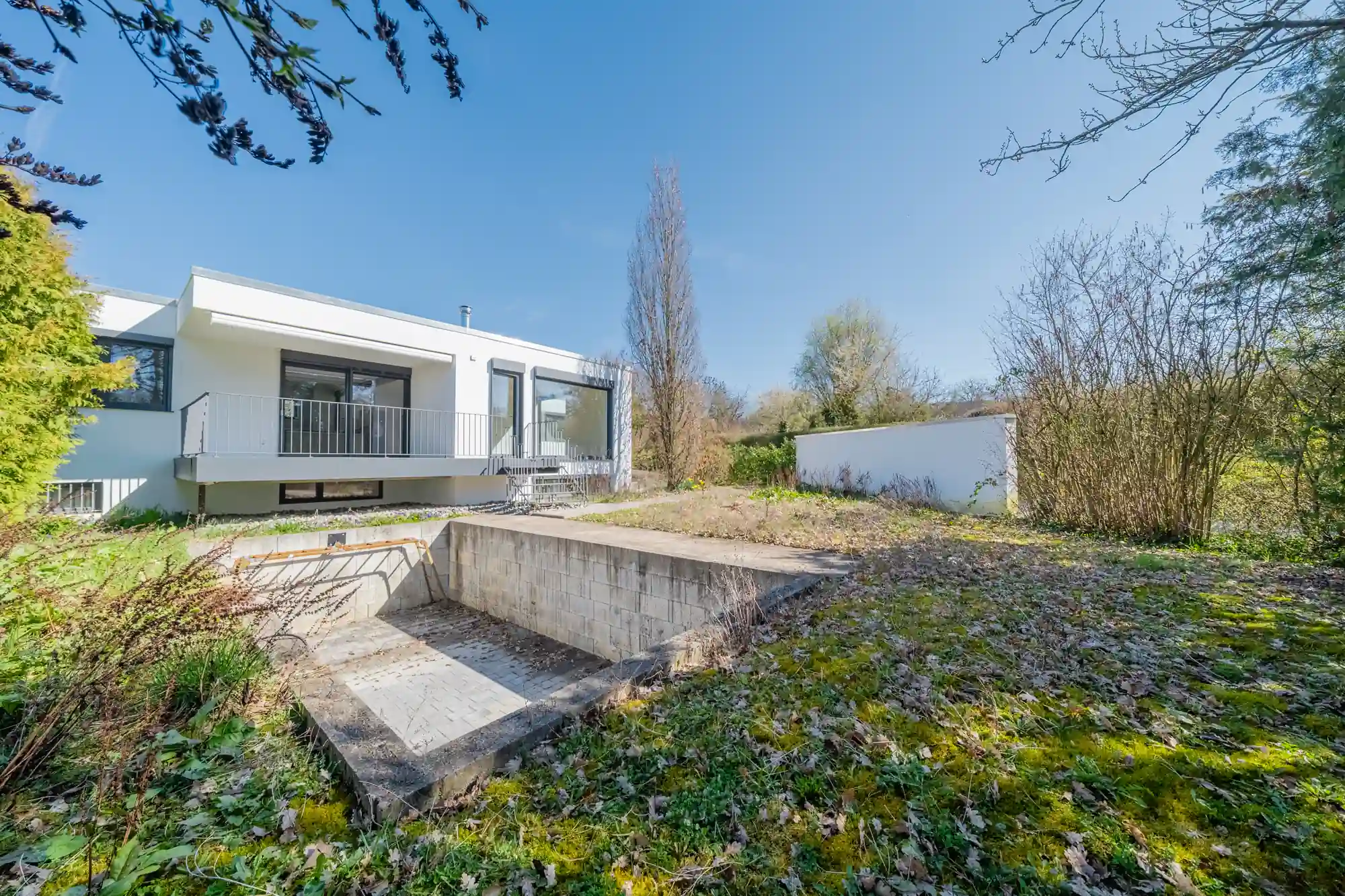 Seitenansicht Bungalow Herrenberg — Terrassenbereich und Gartenanlage, Immobilienfotografie MV Media