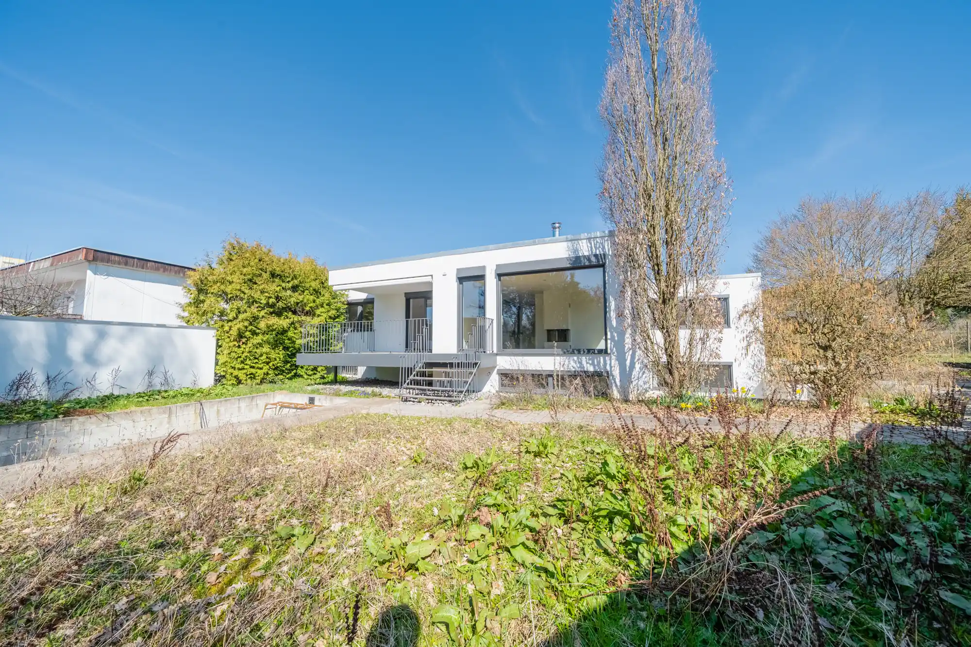 Offener Wohn- und Essbereich mit Virtual Staging — modernes Interieur, Holzboden, Küchentresen, Herrenberg