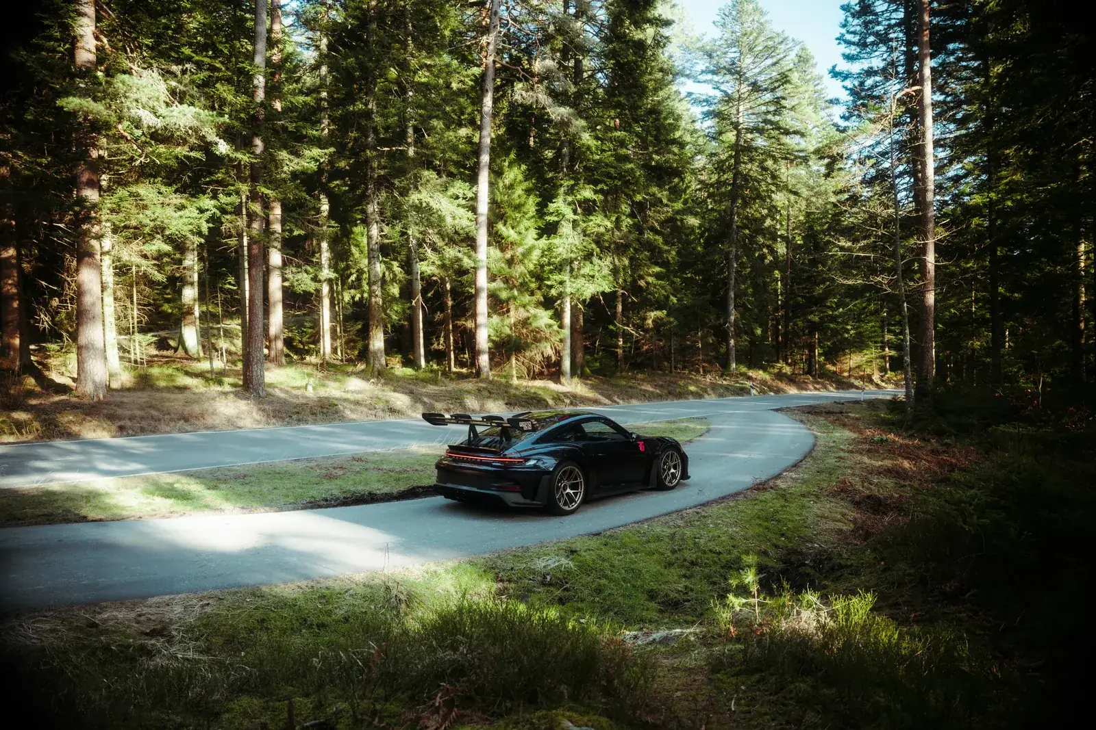 Schwarzer Porsche 911 GT3 RS in einer Kurve im Schwarzwald — Automobilfotografie Maurice Veith