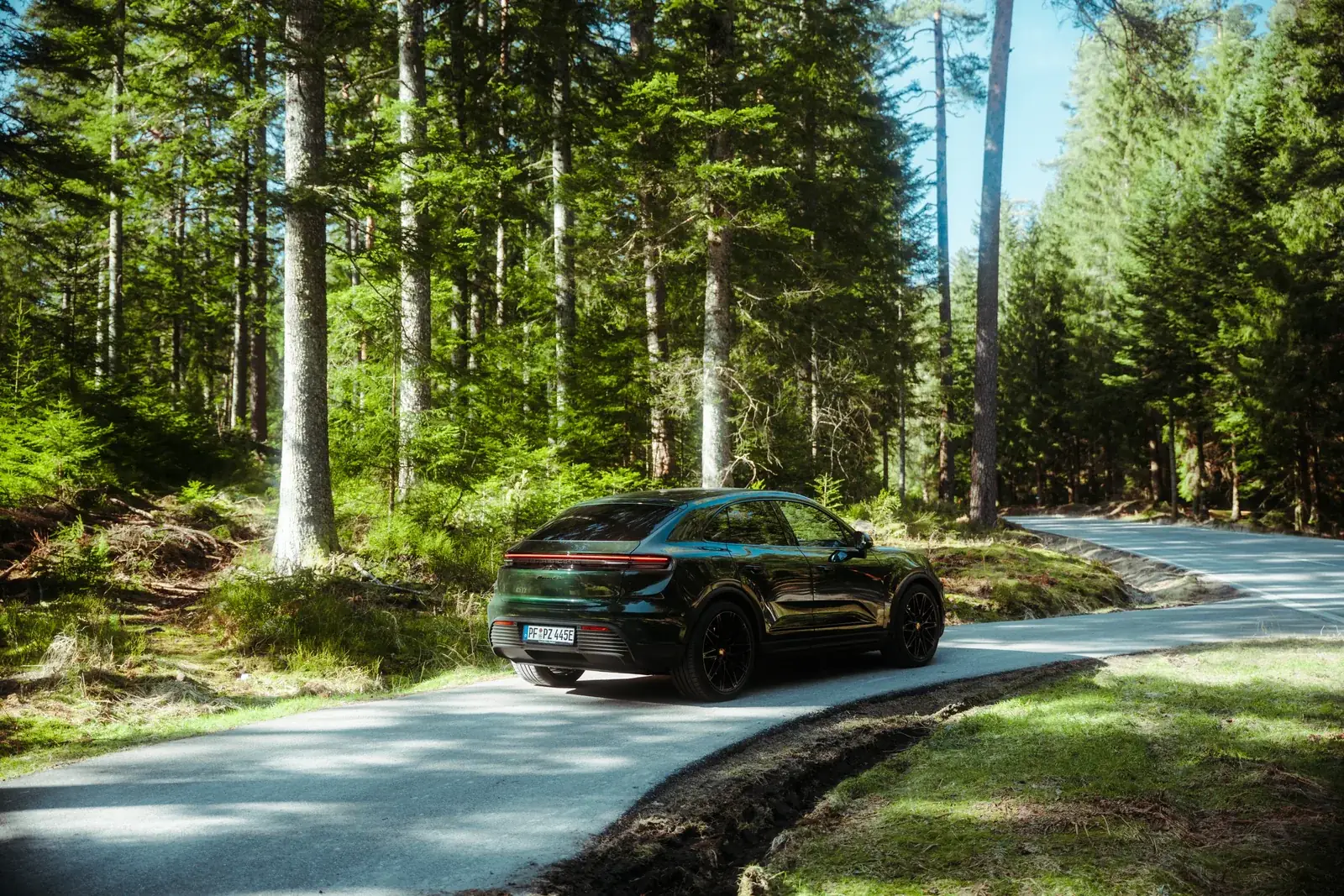 Porsche Macan in Fahrt auf einer Waldstraße im Schwarzwald — Automobilfotografie Maurice Veith
