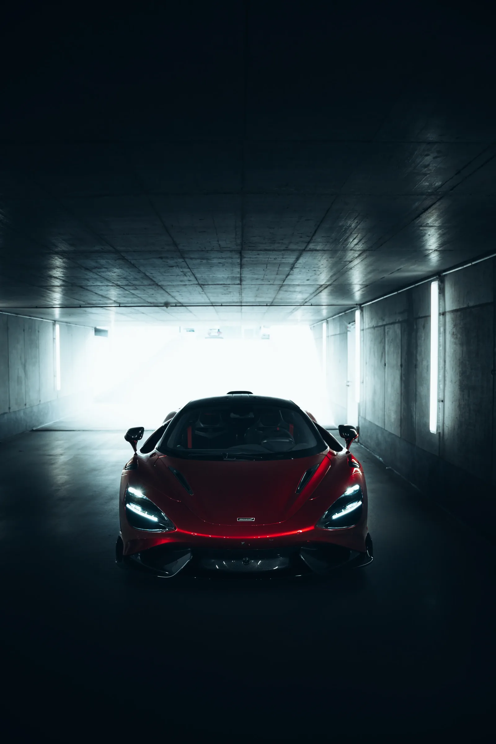 Roter McLaren 765LT im Seitenprofil in einer dunklen Halle — Automobilfotografie Maurice Veith