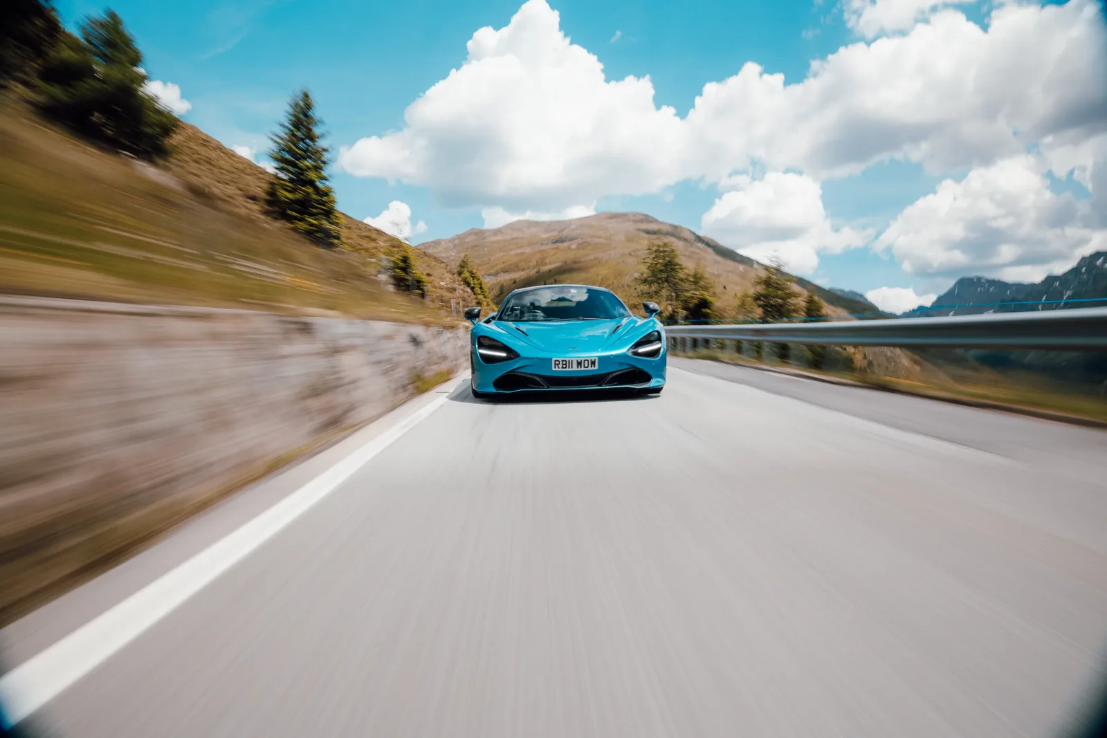 Türkisfarbener McLaren in Fahrt an einem Alpensee — Automobilfotografie Maurice Veith