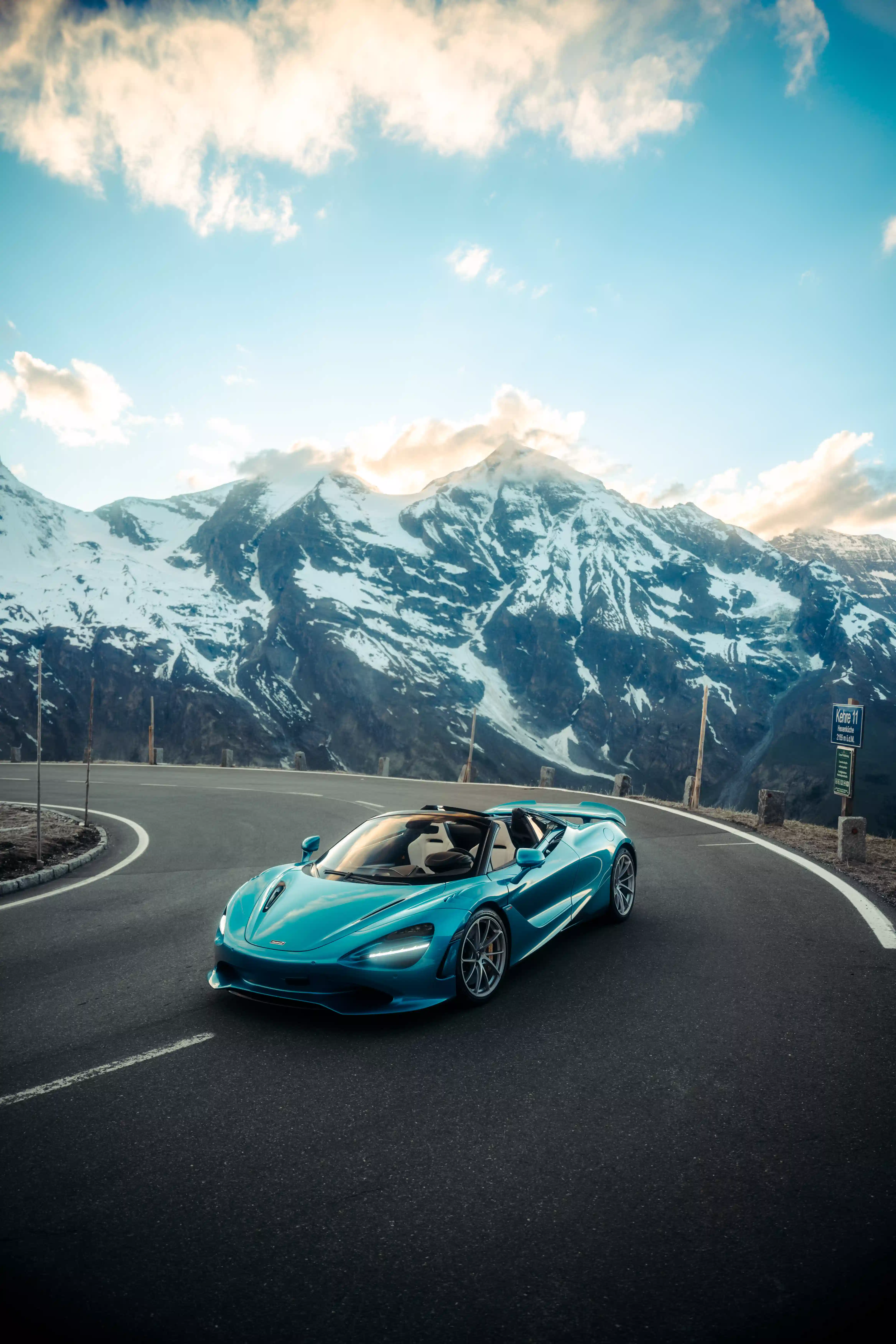 Türkisfarbener McLaren 720S Spider vor verschneitem Bergpanorama auf der Großglockner-Hochalpenstraße — Automobilfotografie Maurice Veith