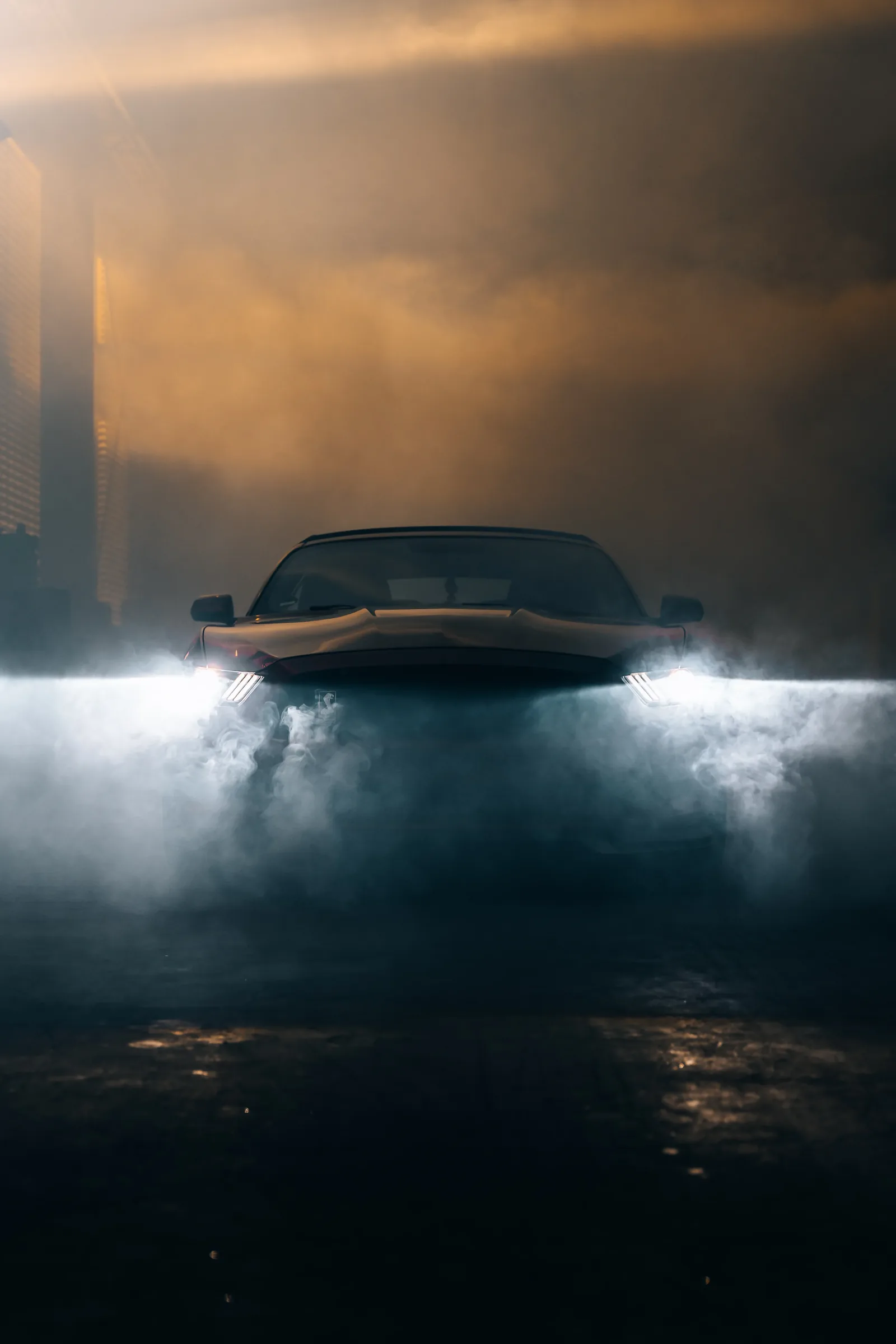 Sportwagen im Nebel mit eingeschalteten Scheinwerfern bei Nacht — Automobilfotografie Maurice Veith