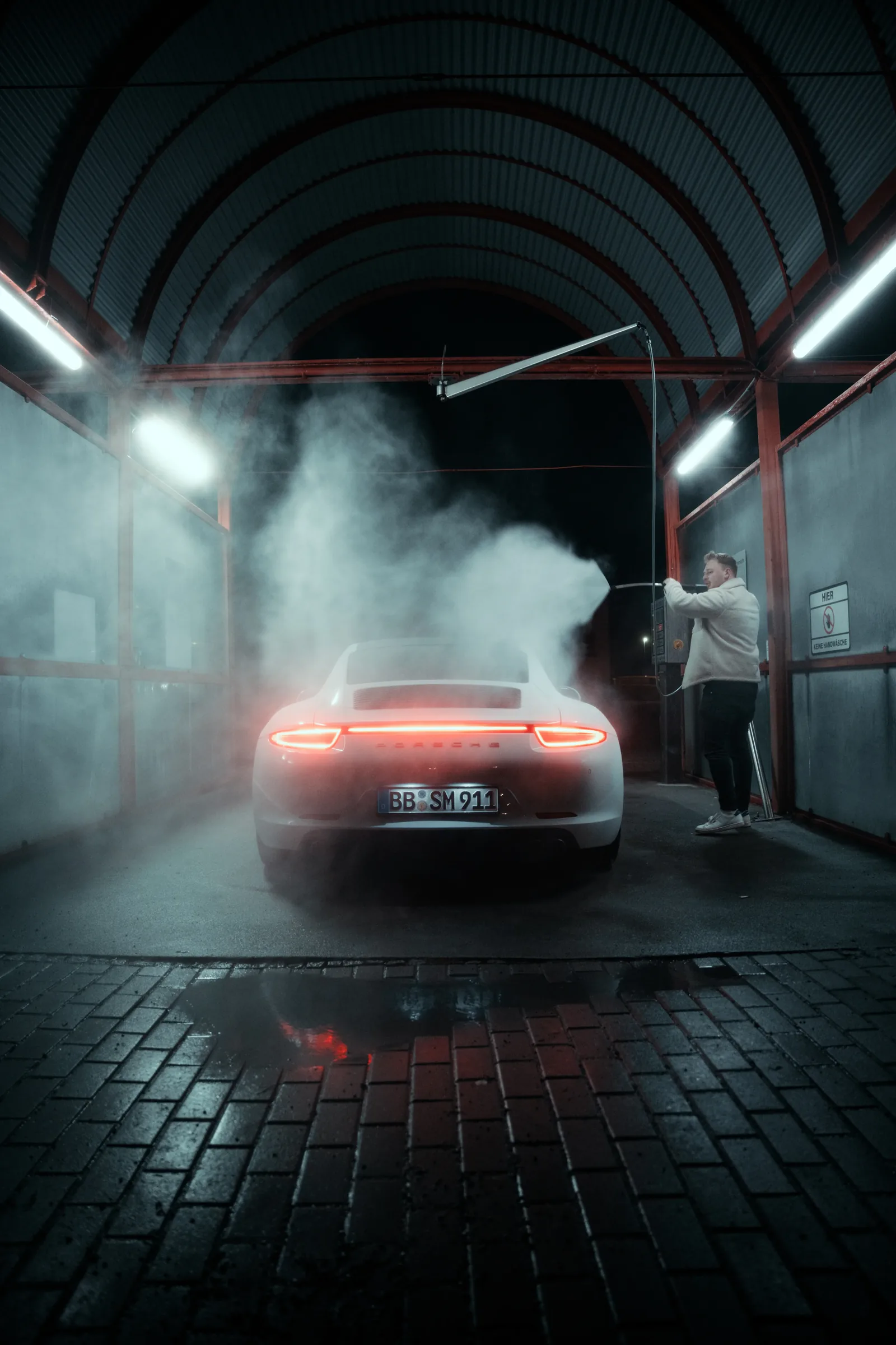 Porsche 911 im Dampf einer Waschhalle — Automobilfotografie Maurice Veith