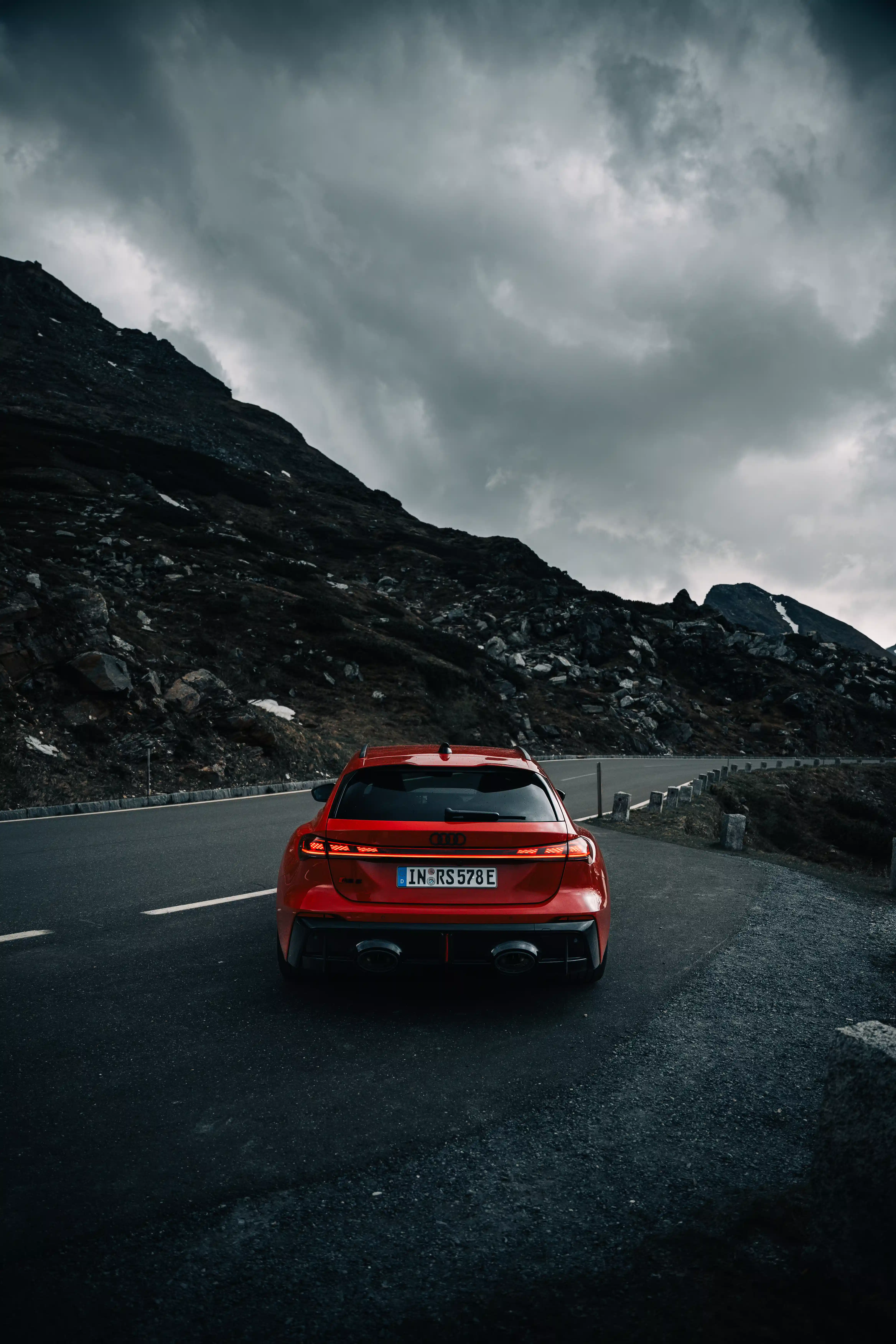 Roter Audi RS6 Avant von hinten auf einer Alpenpassstraße — Automobilfotografie Maurice Veith