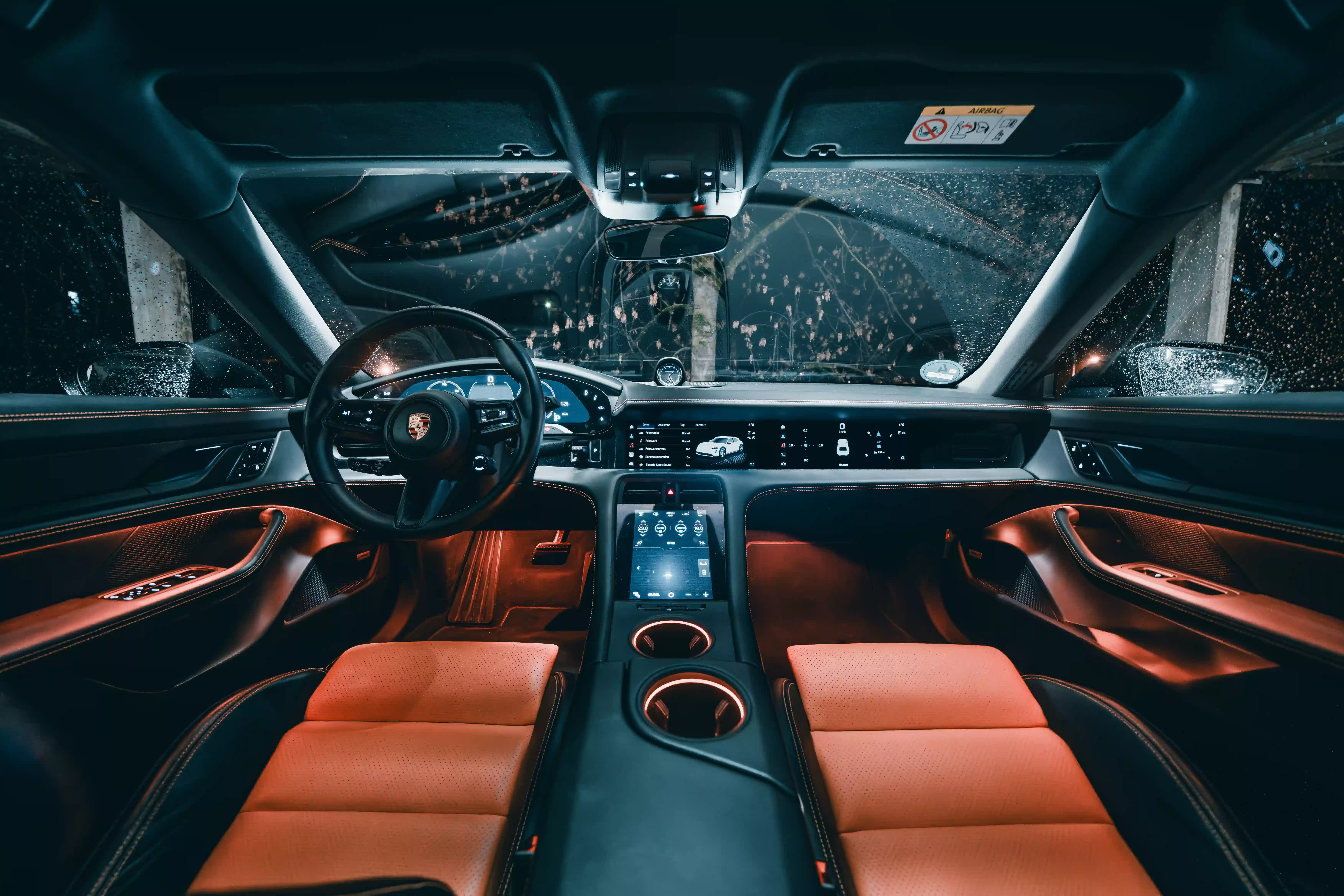 Porsche Taycan Innenraum mit cognacfarbenen Ledersitzen — Automobilfotografie Maurice Veith