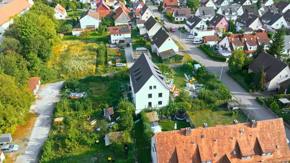 Neubau im Wohngebiet aus der Luft – Lenningen