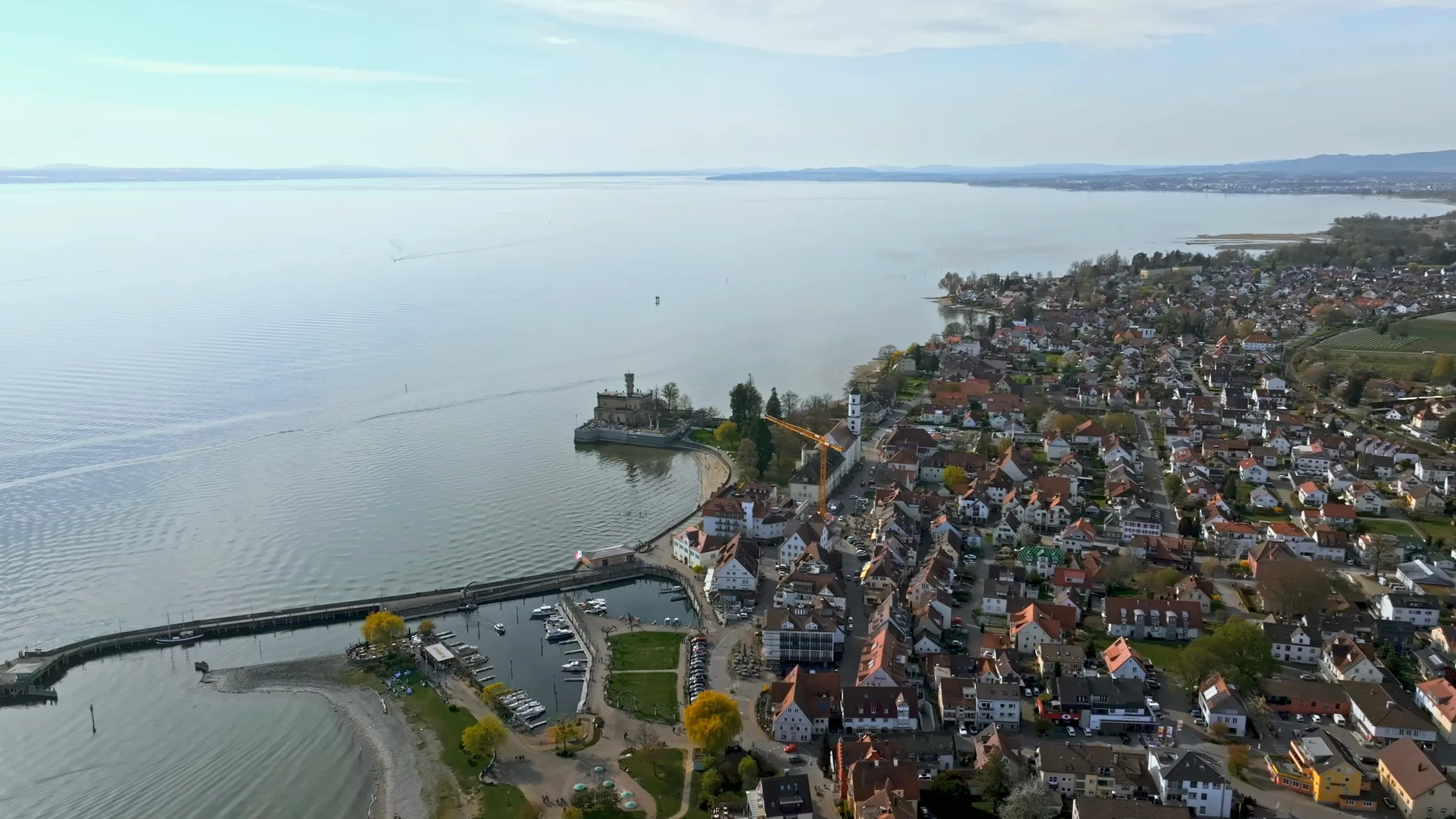 Luftaufnahme über dem Bodensee bei Langenargen — Referenz vom See
