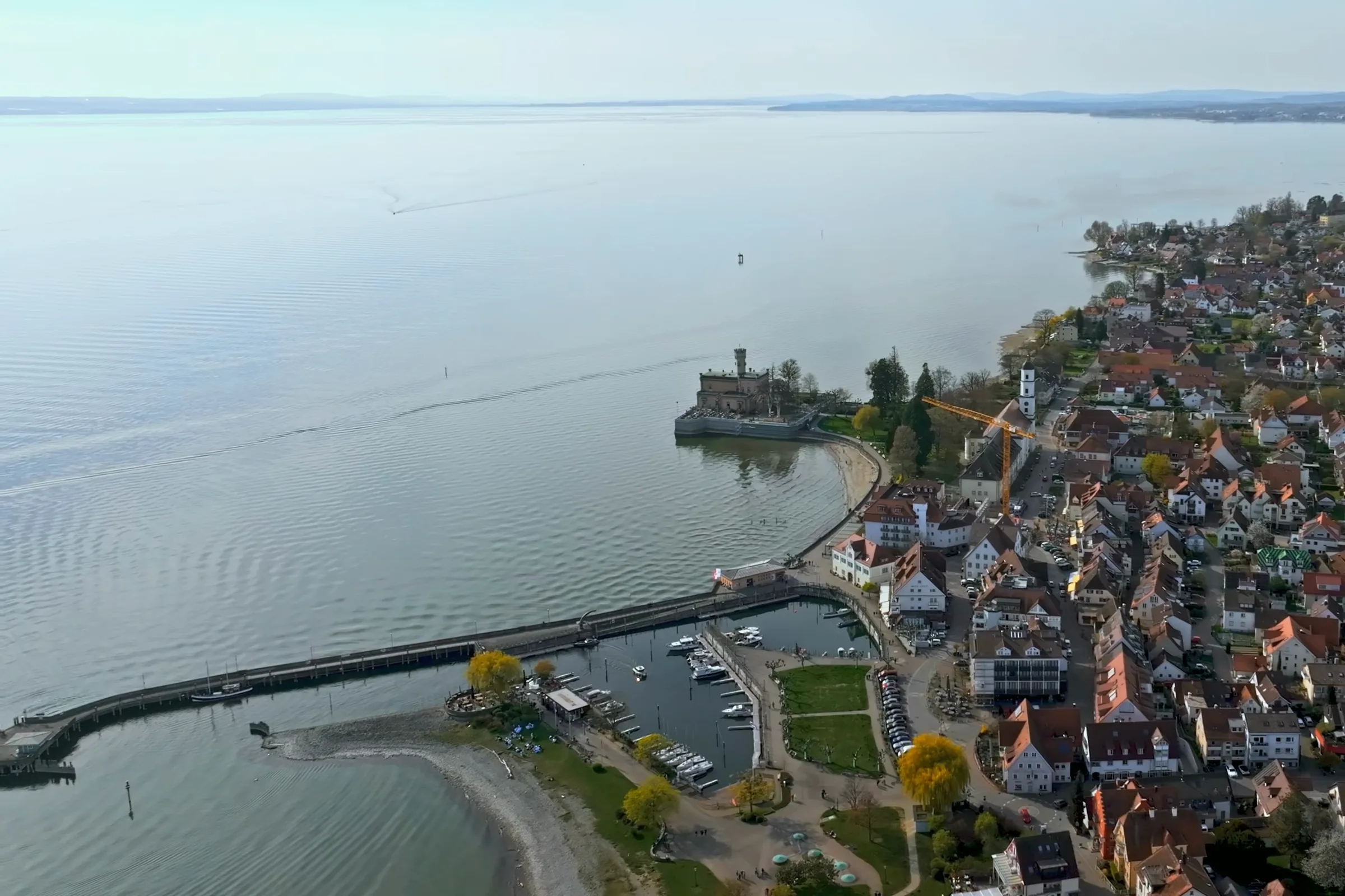 Uferlinie mit Hafen und Schloss Montfort in Langenargen aus der Luft