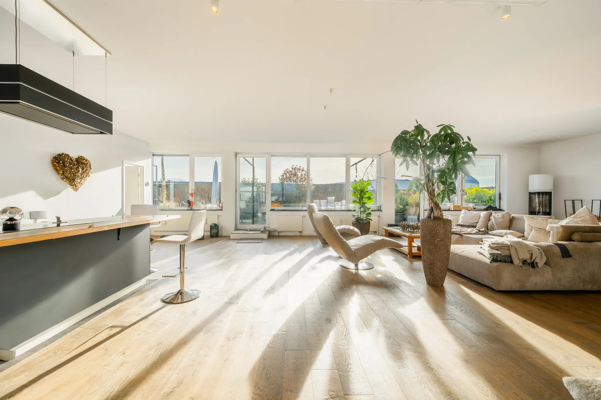 Loft mit Kücheninsel im Gegenlicht – Stuttgart-Degerloch
