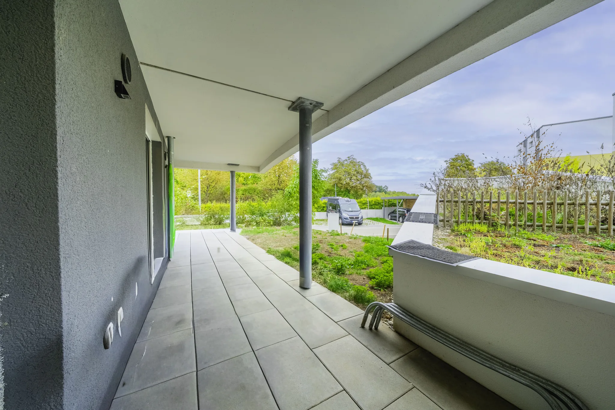 Überdachte Terrasse mit Garten der Erdgeschosswohnung – Dornstadt