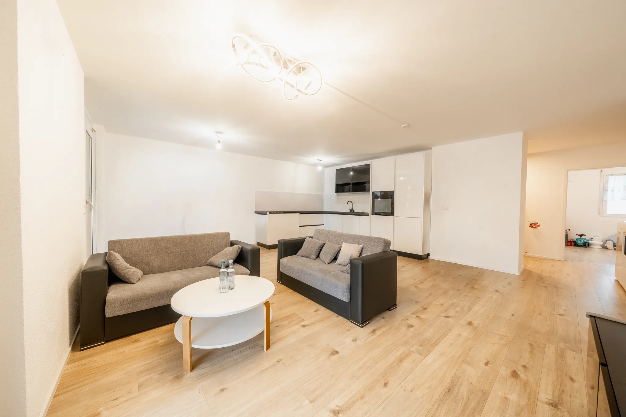 Wohnbereich mit Sofas und Blick zur Küche – Dornstadt