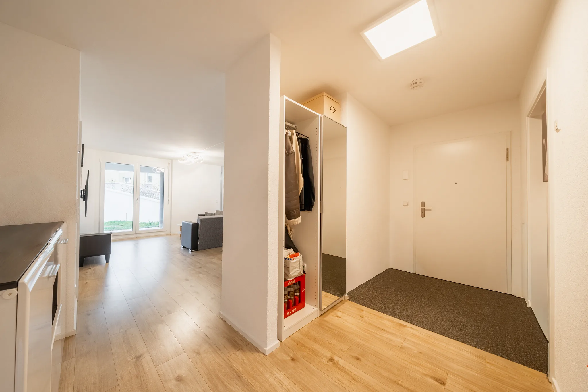 Diele mit Garderobe und Blick in den Wohnraum – Dornstadt