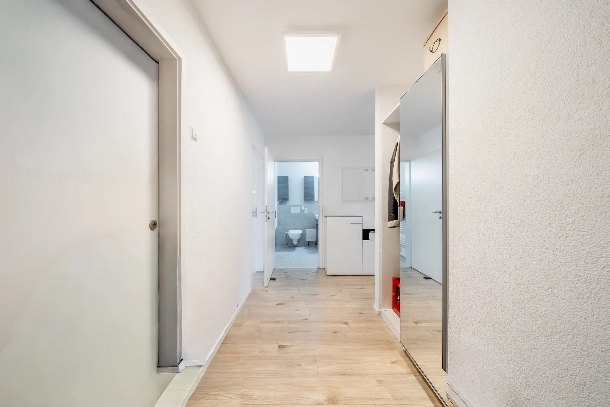 Flur mit Schiebetür und Blick ins Bad – Dornstadt