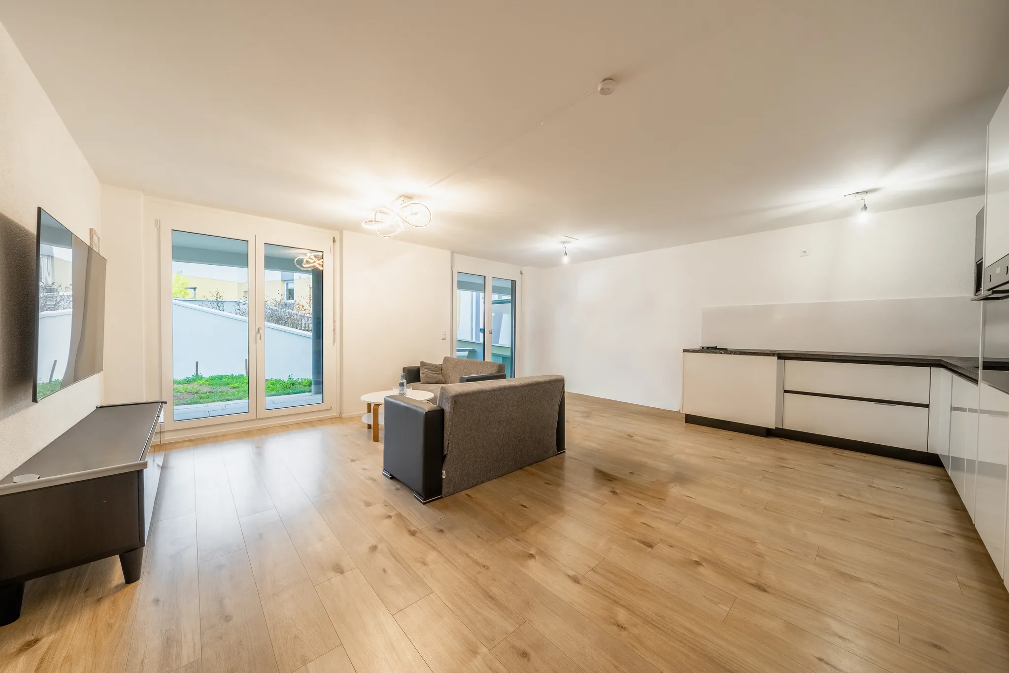 Wohnraum mit Terrassentür und Küche – Dornstadt