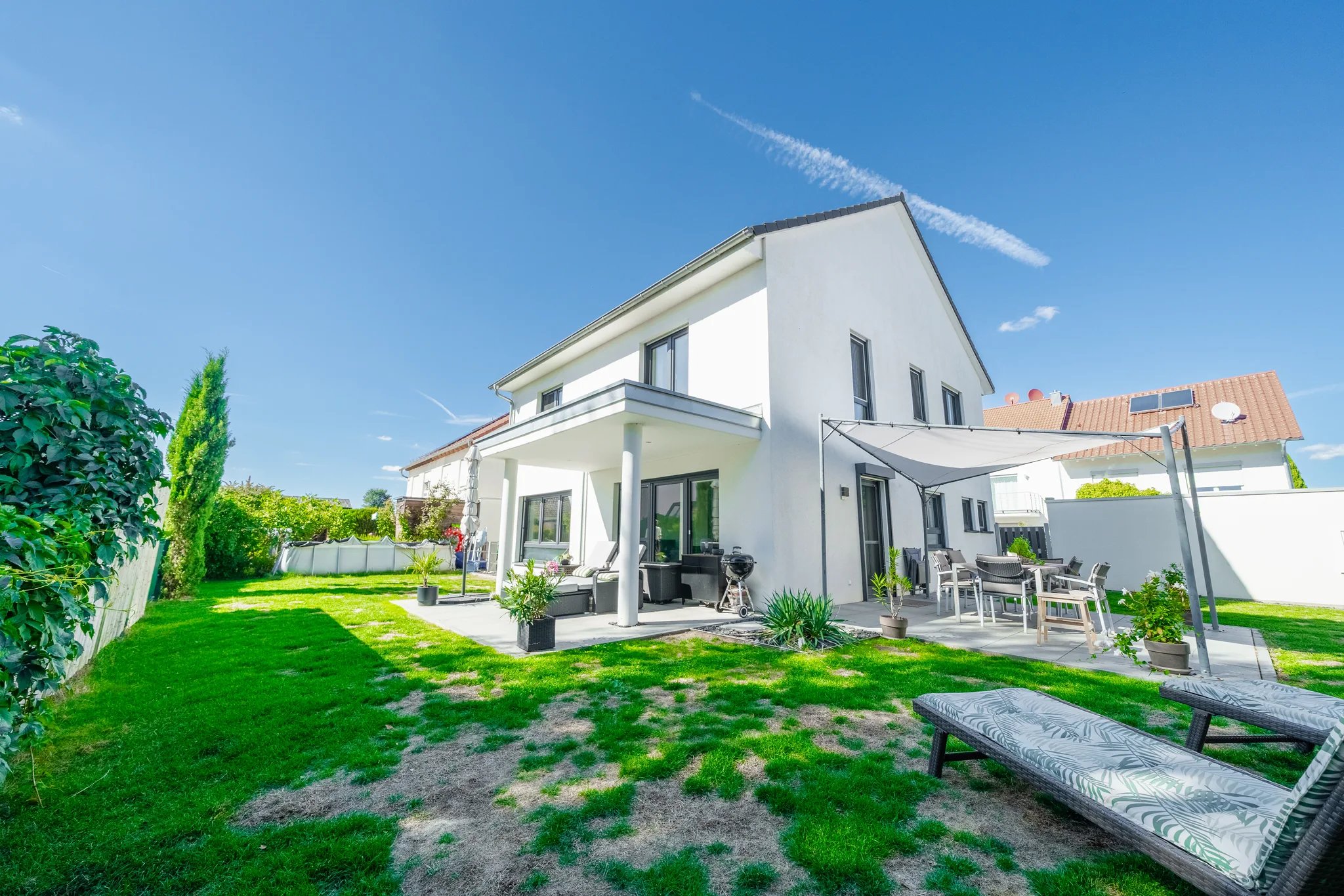 Gartenseite eines Einfamilienhauses mit Rasen und Terrasse – Eberdingen