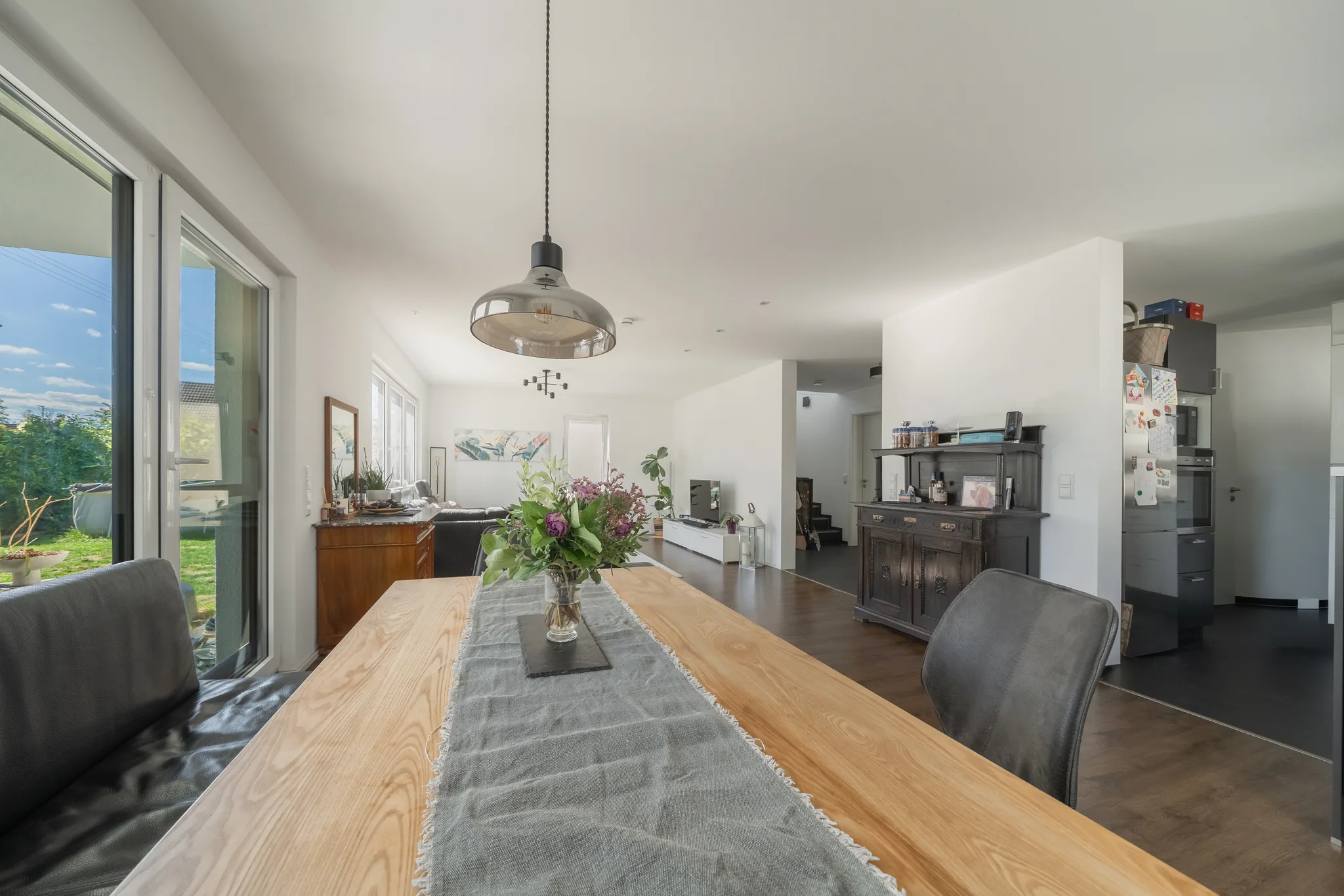 Essbereich mit Holztisch und Pendelleuchte – Eberdingen