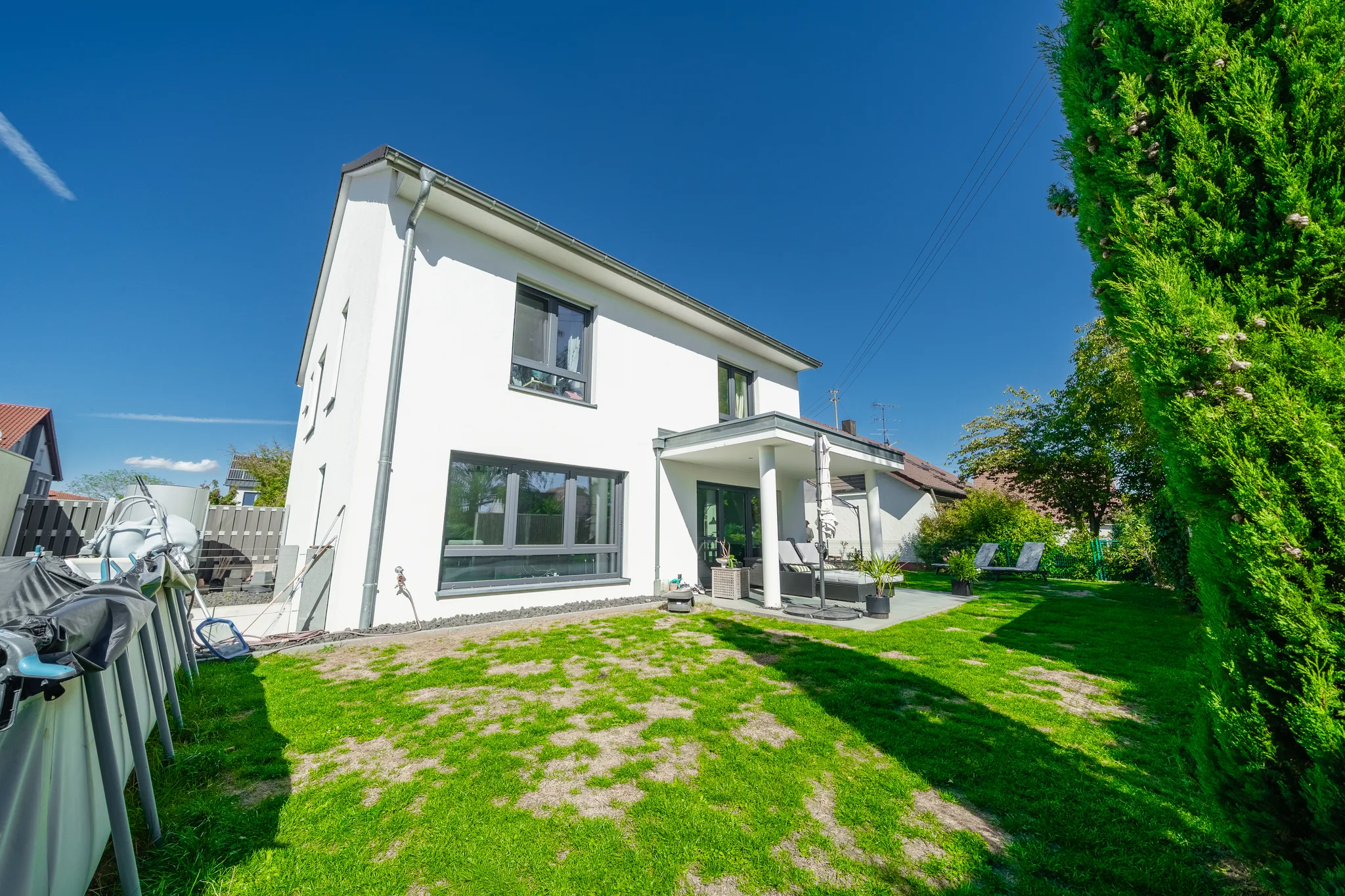 Gartenseite mit Rasen und Hausfassade – Eberdingen