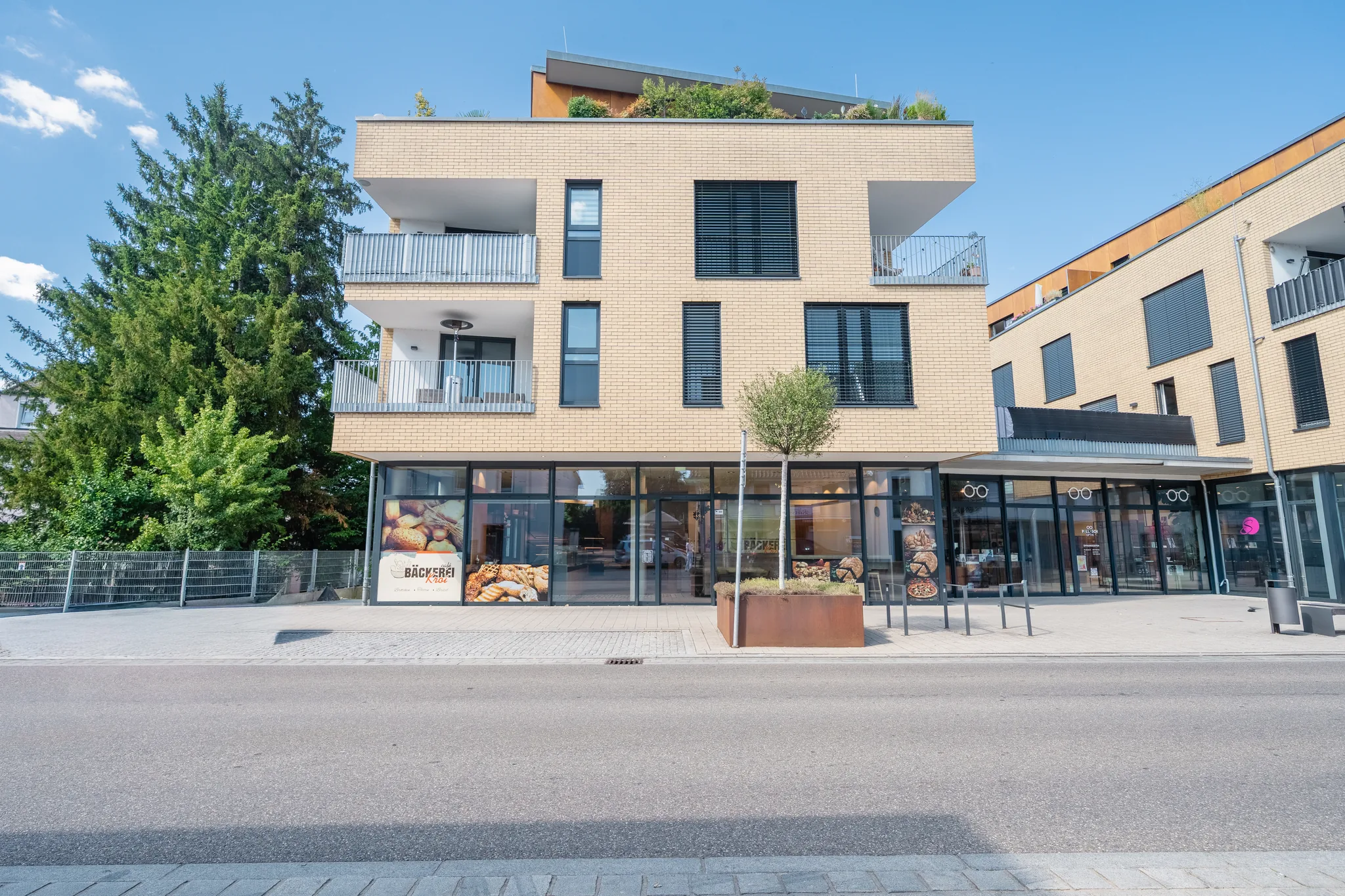 Außenansicht des Wohn- und Geschäftshauses mit Ladenfront – Eislingen/Fils
