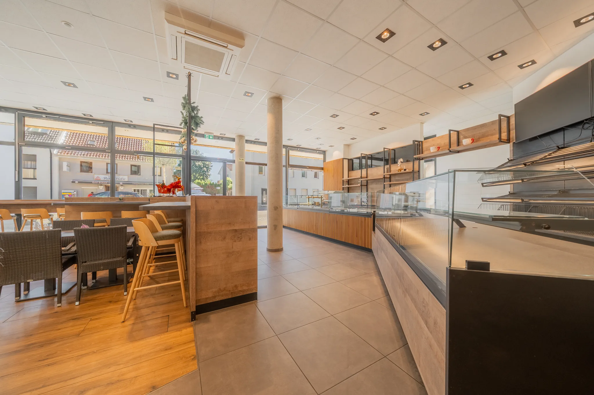 Gastraum mit Tischen und Fensterfront – Eislingen/Fils