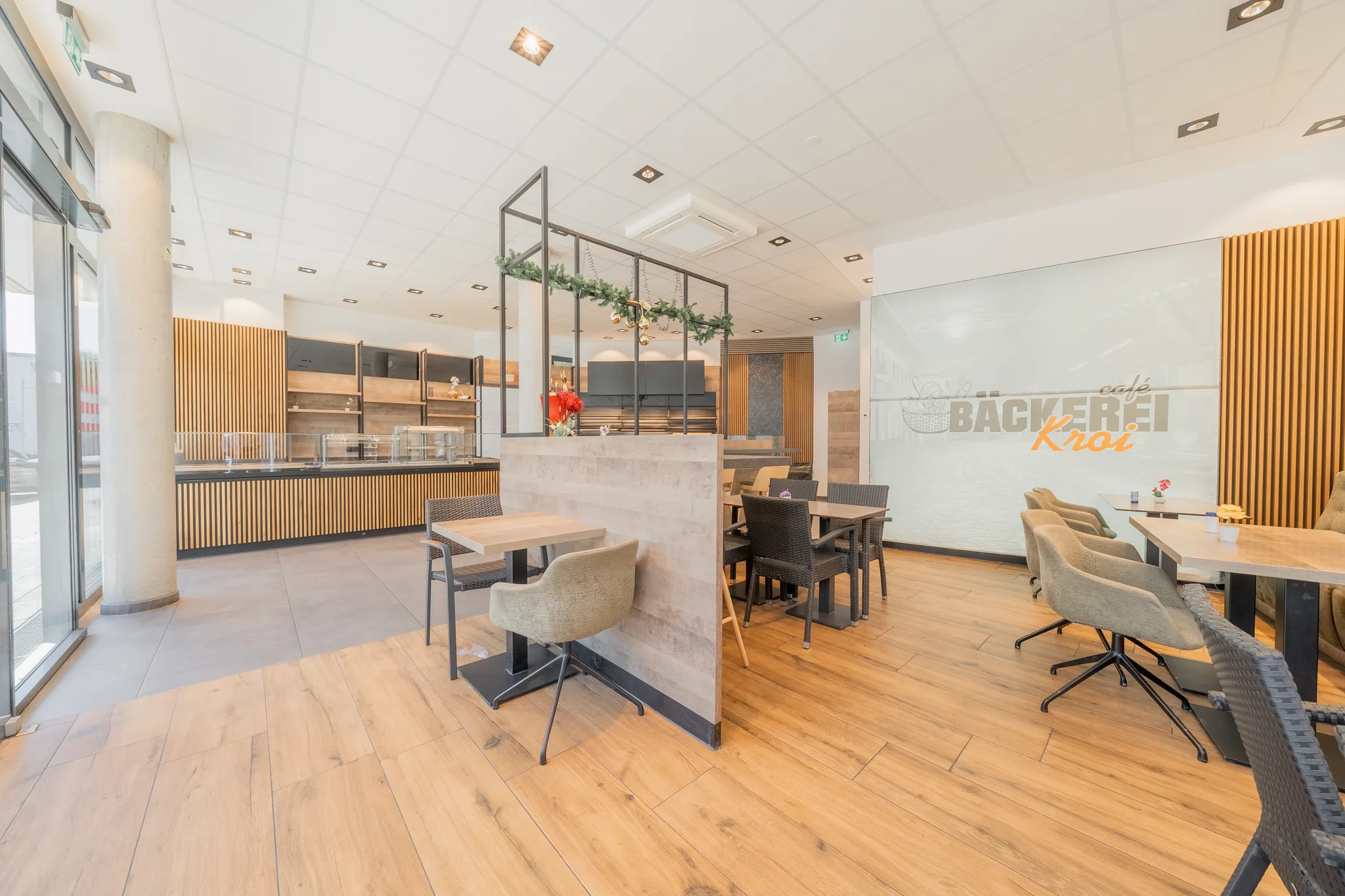 Café-Bereich mit Regalen und Pflanzen – Eislingen/Fils