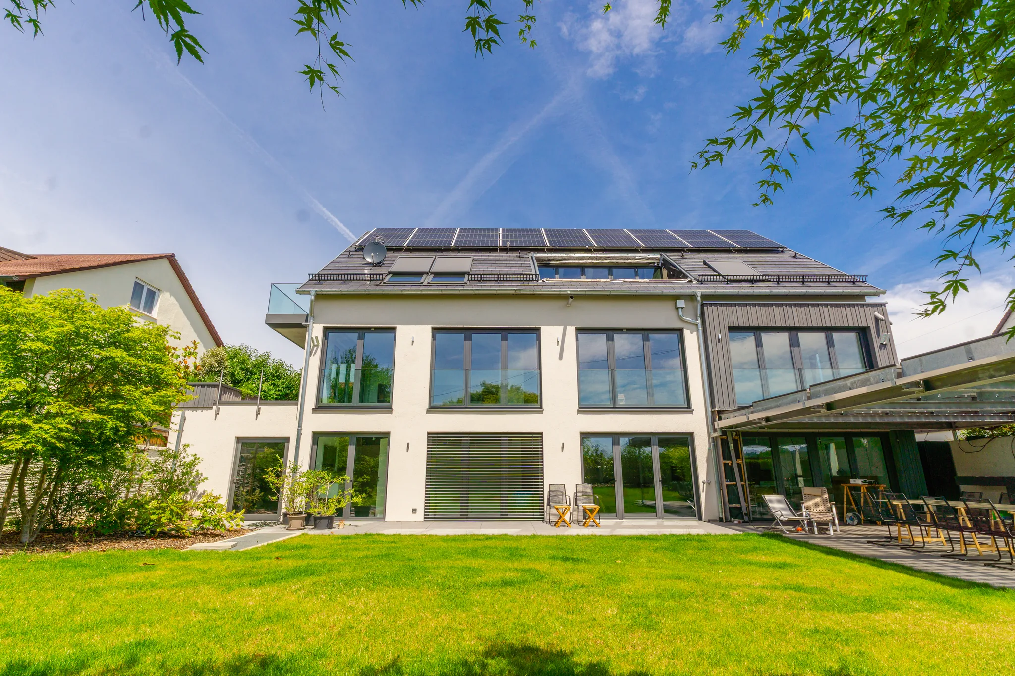 Gartenseite mit großen Fenstern und Terrassenüberdachung – Fellbach