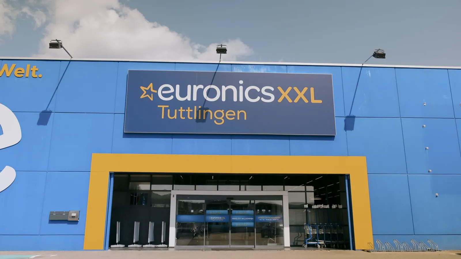 Eingangsbereich des Elektrofachmarkts Euronics XXL in Tuttlingen — Standbild aus dem Imagefilm von Maurice Veith