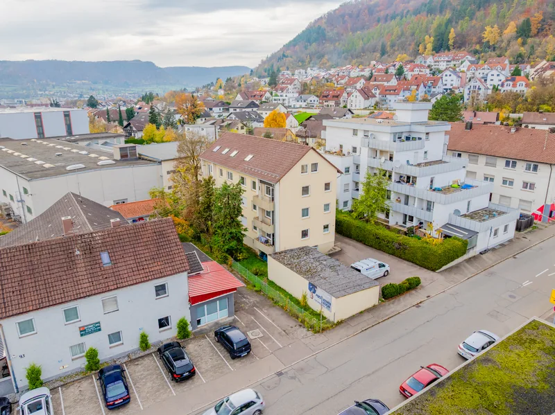 Luftbild: Mehrfamilienhaus vor der Kulisse der Schwäbischen Alb – Geislingen an der Steige