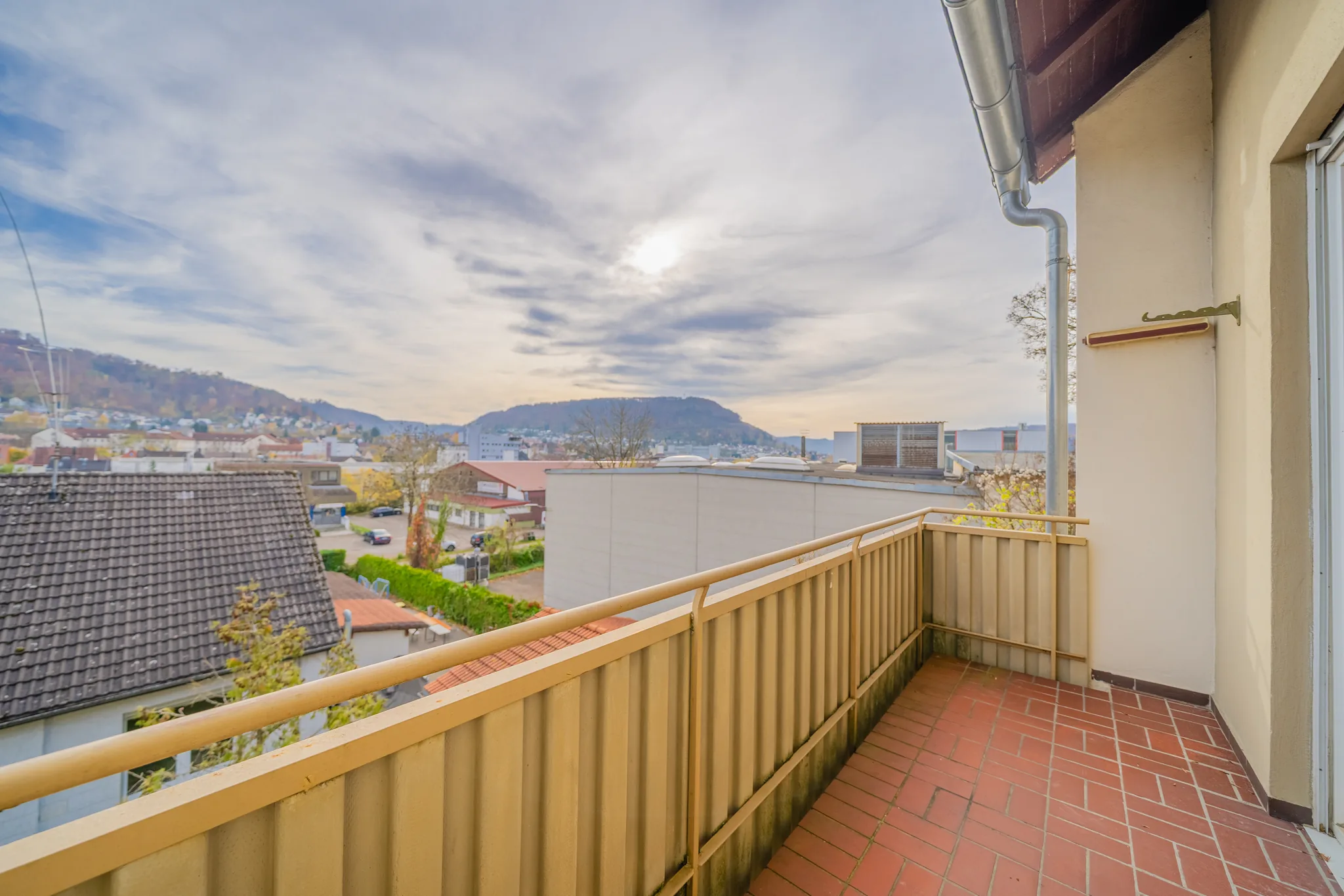 Balkon mit Blick über Geislingen auf die Alb – Geislingen an der Steige