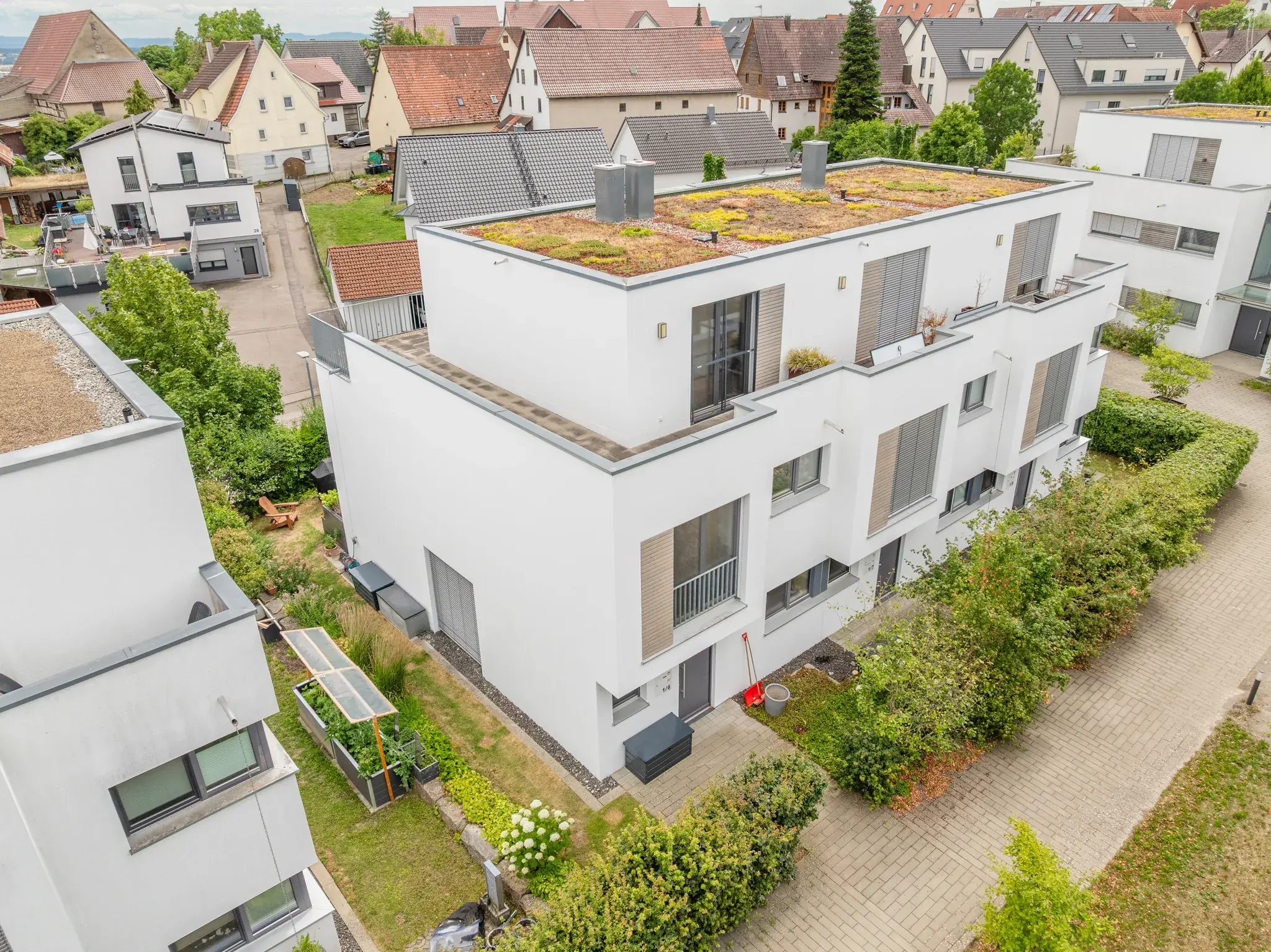 Luftbild der Hausreihe mit Gründach – Herrenberg-Affstätt