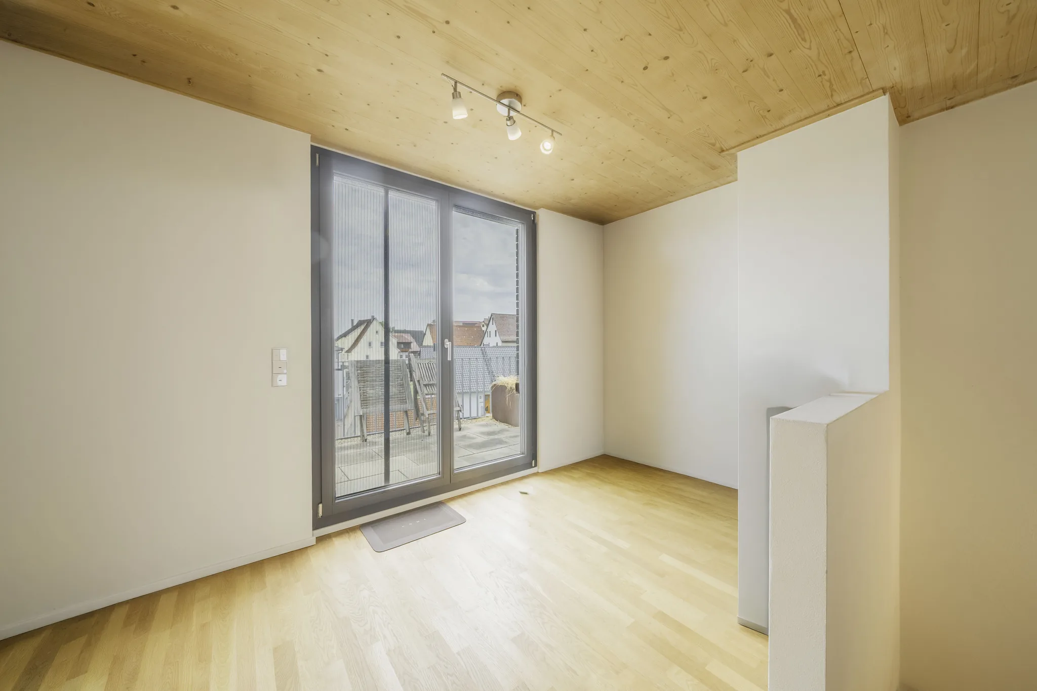 Zimmer mit Holzdecke und Fenstertür – Herrenberg-Affstätt