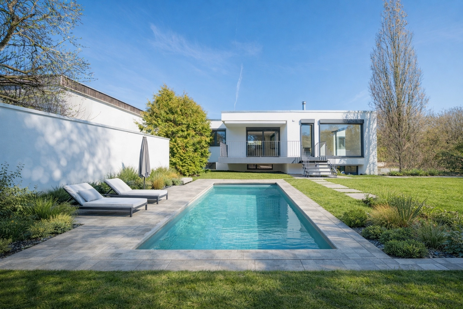 Moderner Flachdach-Bungalow in Herrenberg mit großzügiger Terrasse und Gartenanlage — Immobilienfotografie MV Media Stuttgart