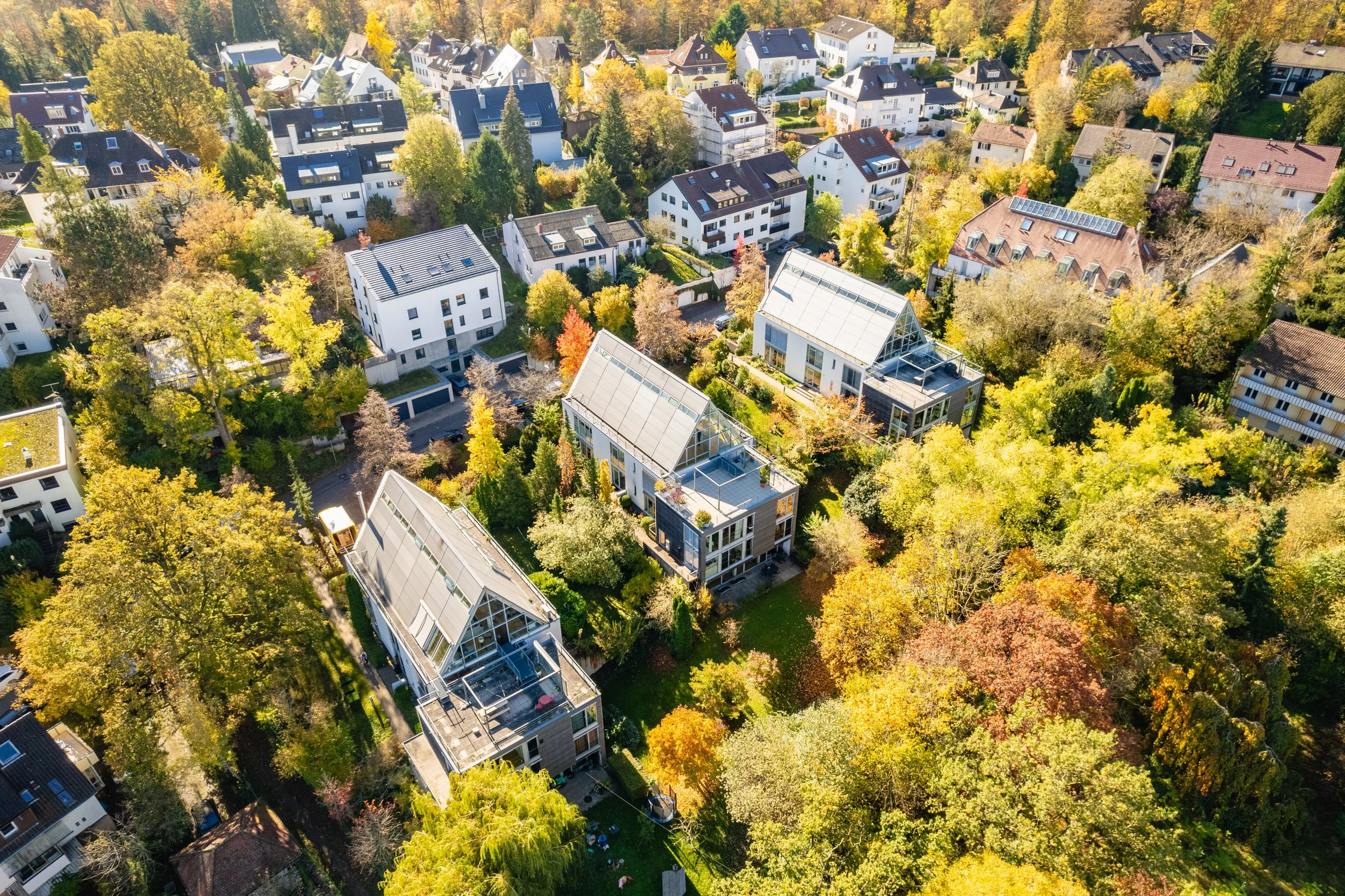 Luftaufnahme eines Wohnquartiers mit herbstlichen Bäumen — Drohnen-Immobilienfotografie Maurice Veith