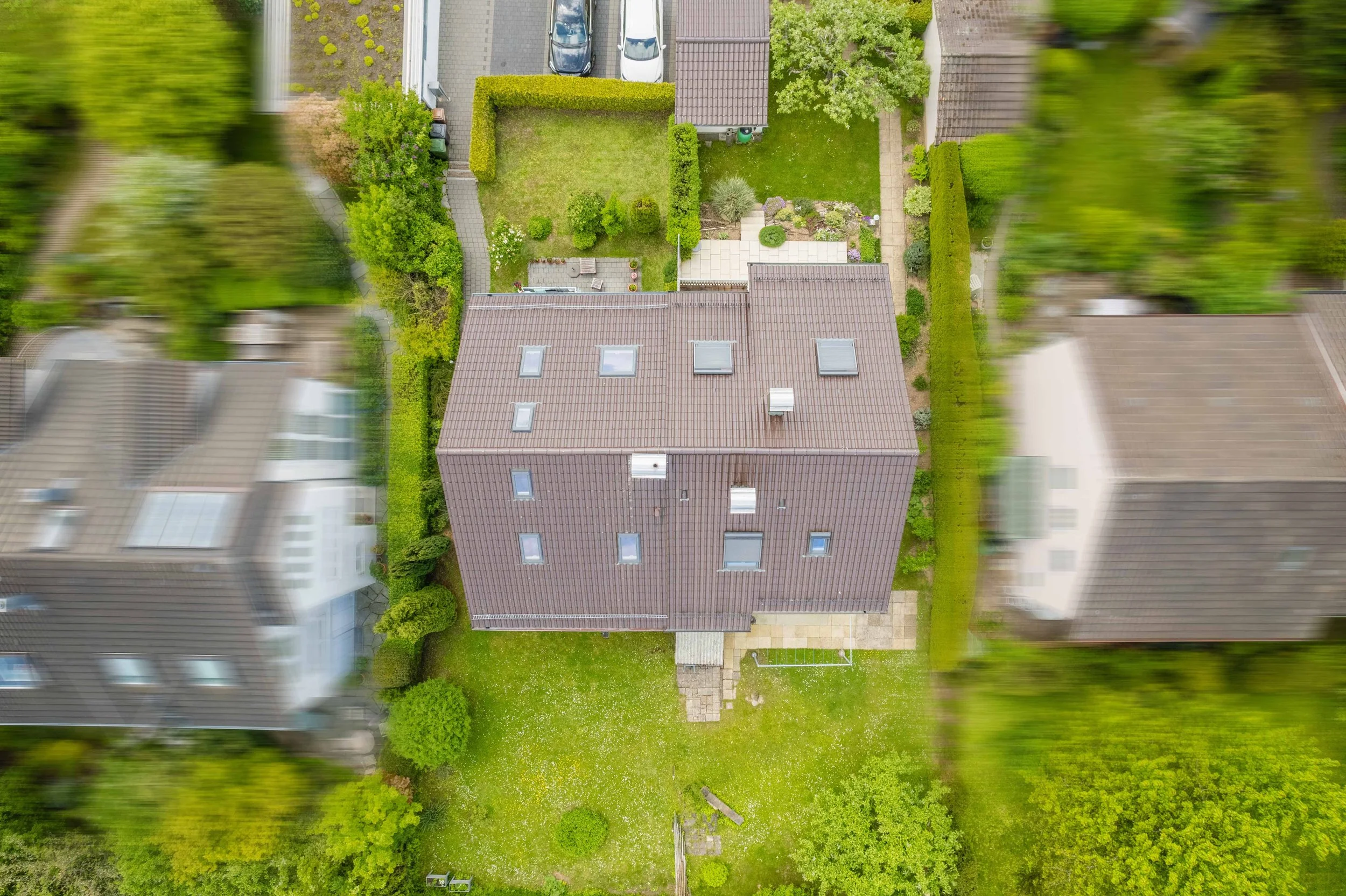 Senkrechte Luftaufnahme eines Einfamilienhauses mit Garten — Drohnen-Immobilienfotografie Maurice Veith