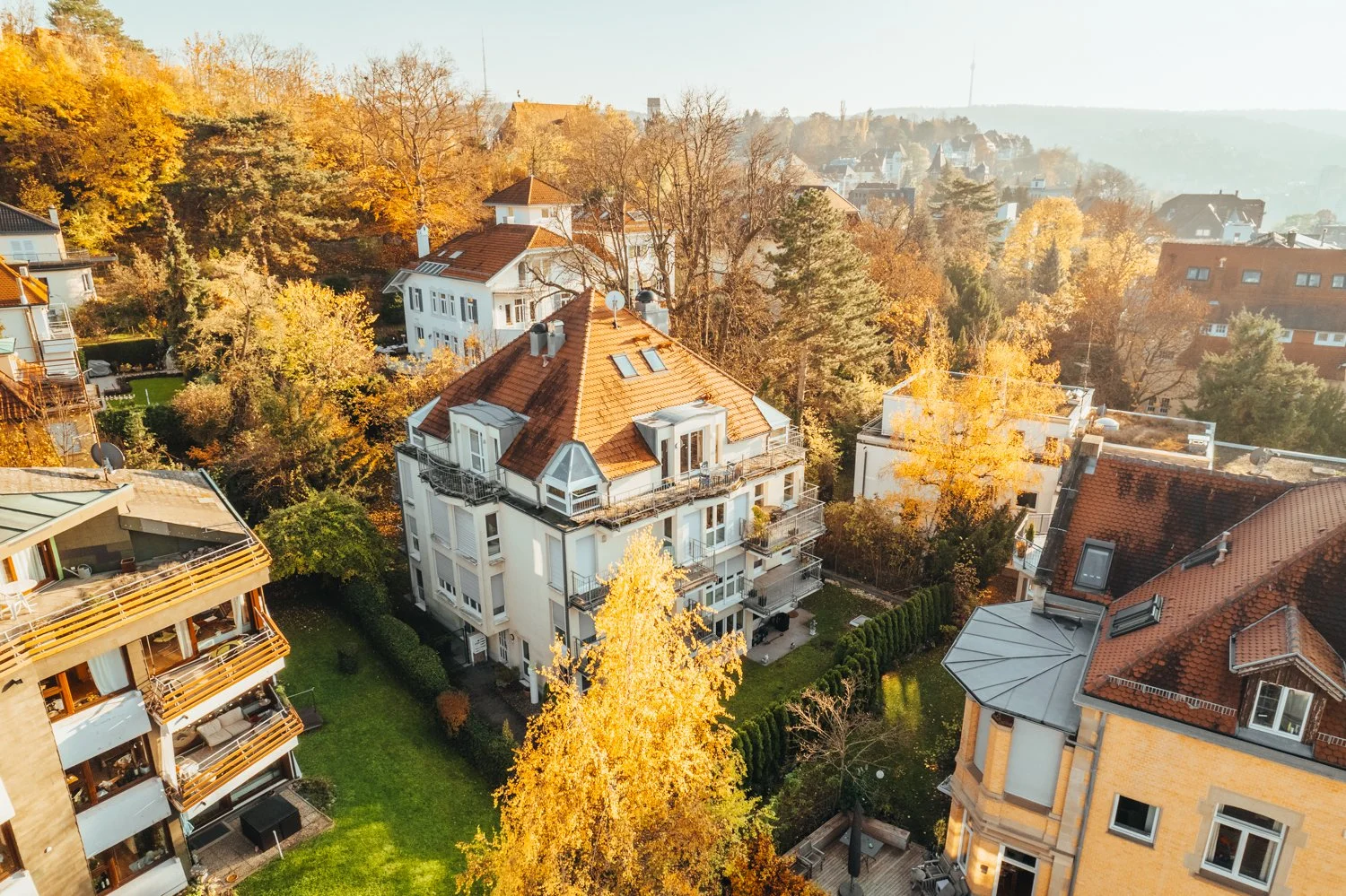 Luftaufnahme einer Stadtvilla im goldenen Herbstlicht — Drohnen-Immobilienfotografie Maurice Veith