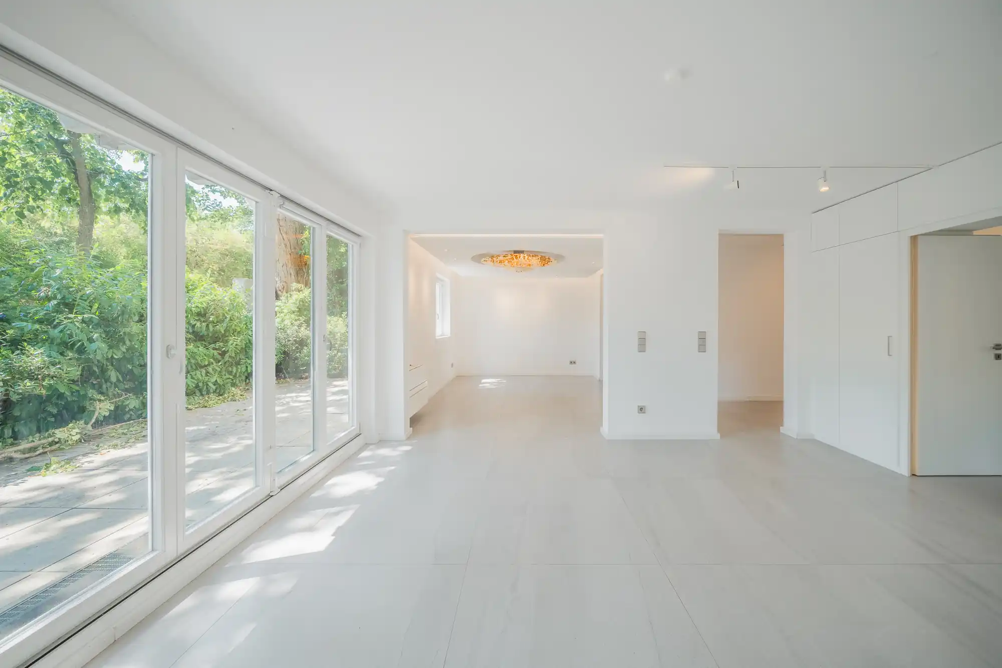 Wohnraum mit raumhoher Glasfront und direktem Zugang zur Terrasse — starke Eröffnungseinstellung für ein Immobilien-Reel, MV Media