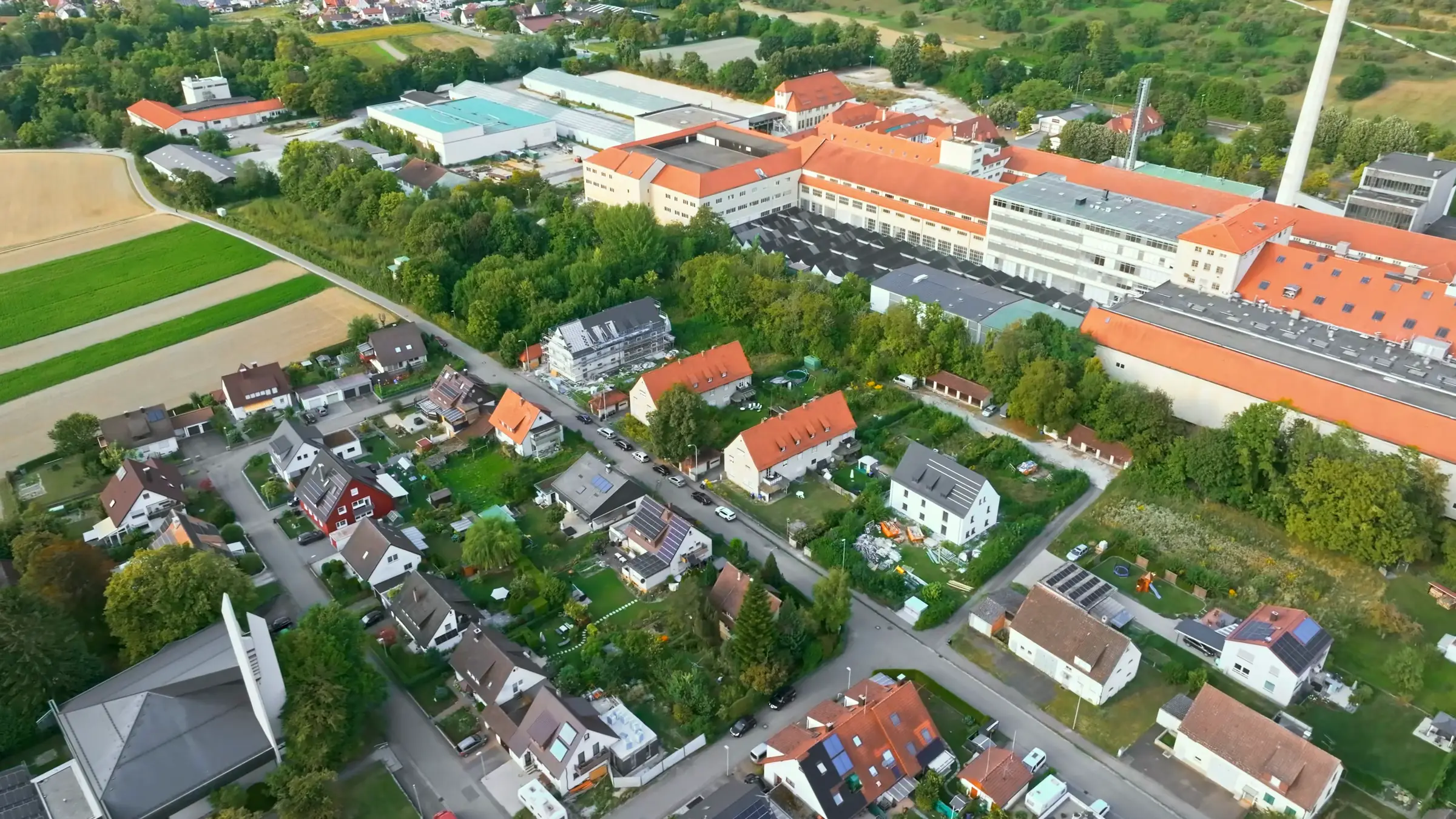 Luftaufnahme von Lenningen mit einem fertiggestellten Neubau im Wohngebiet